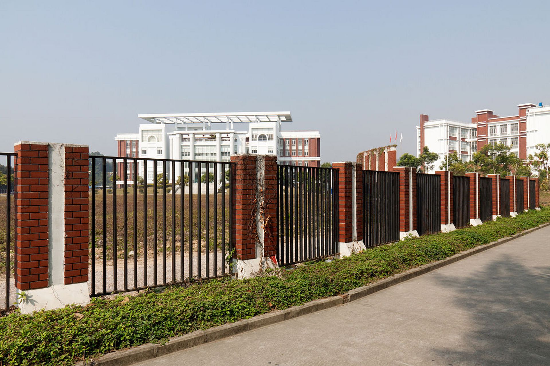 高校围墙该不该拆?专家解读来了!  近年来,高校敞开大门,迎接游客参观