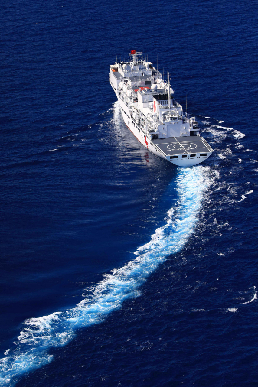 中国海军对通过台湾海峡的美国军舰进行横切拦截,双方最短距离仅150米