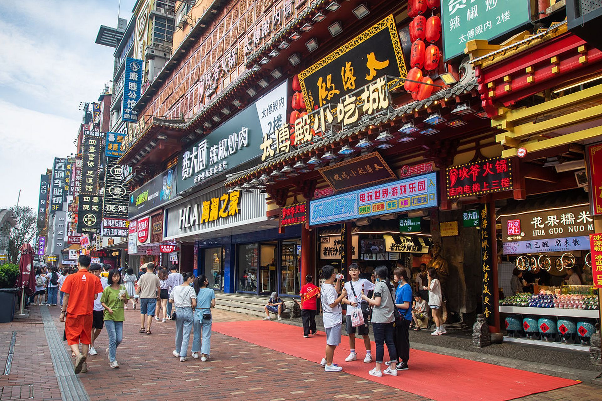 镜头里的春天# 南宁中山路步行街不仅是一处美食聚集地,更是南宁市民