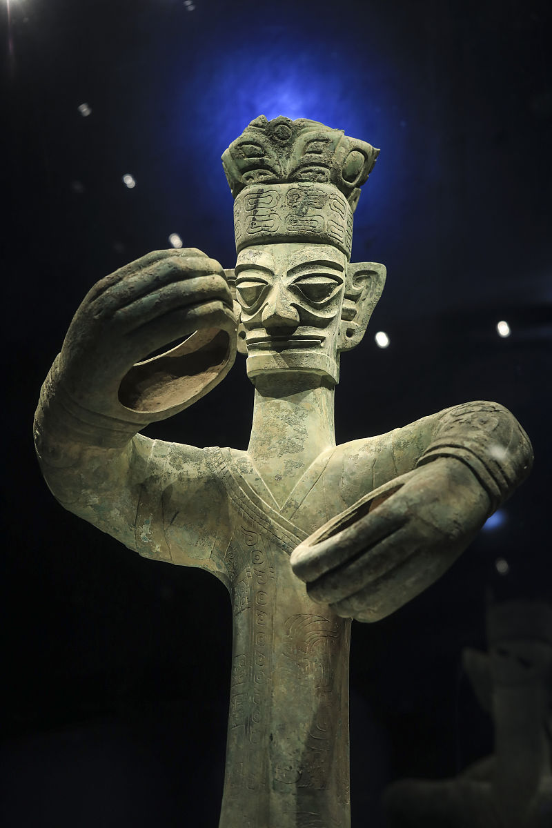 三星堆青铜器都是被打碎烧灼后才埋入坑中,这源于一种古代风俗