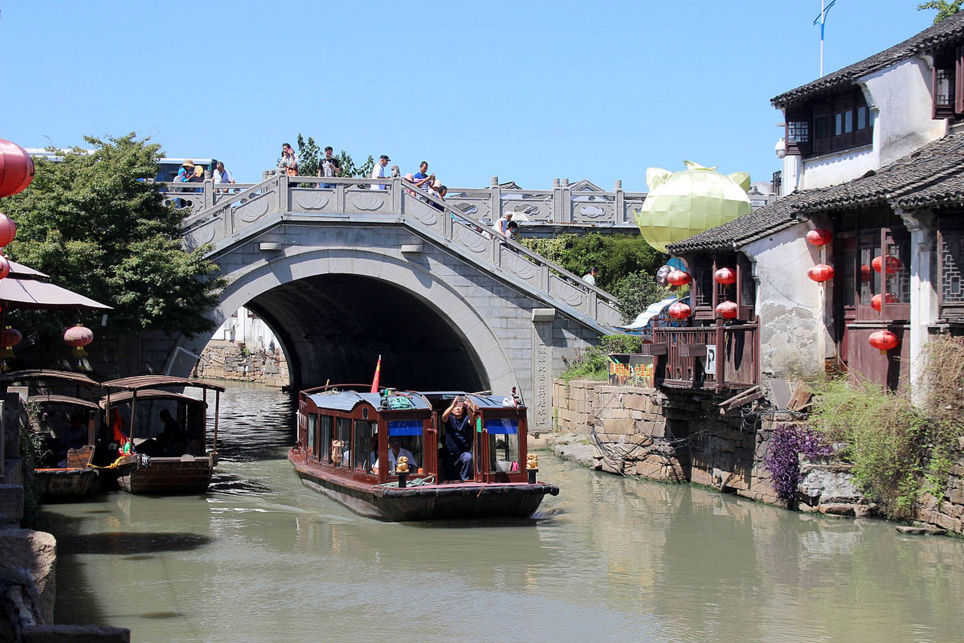 平江路和山塘街,这两个位于苏州市的古街,都是苏州历史文化的代表,各
