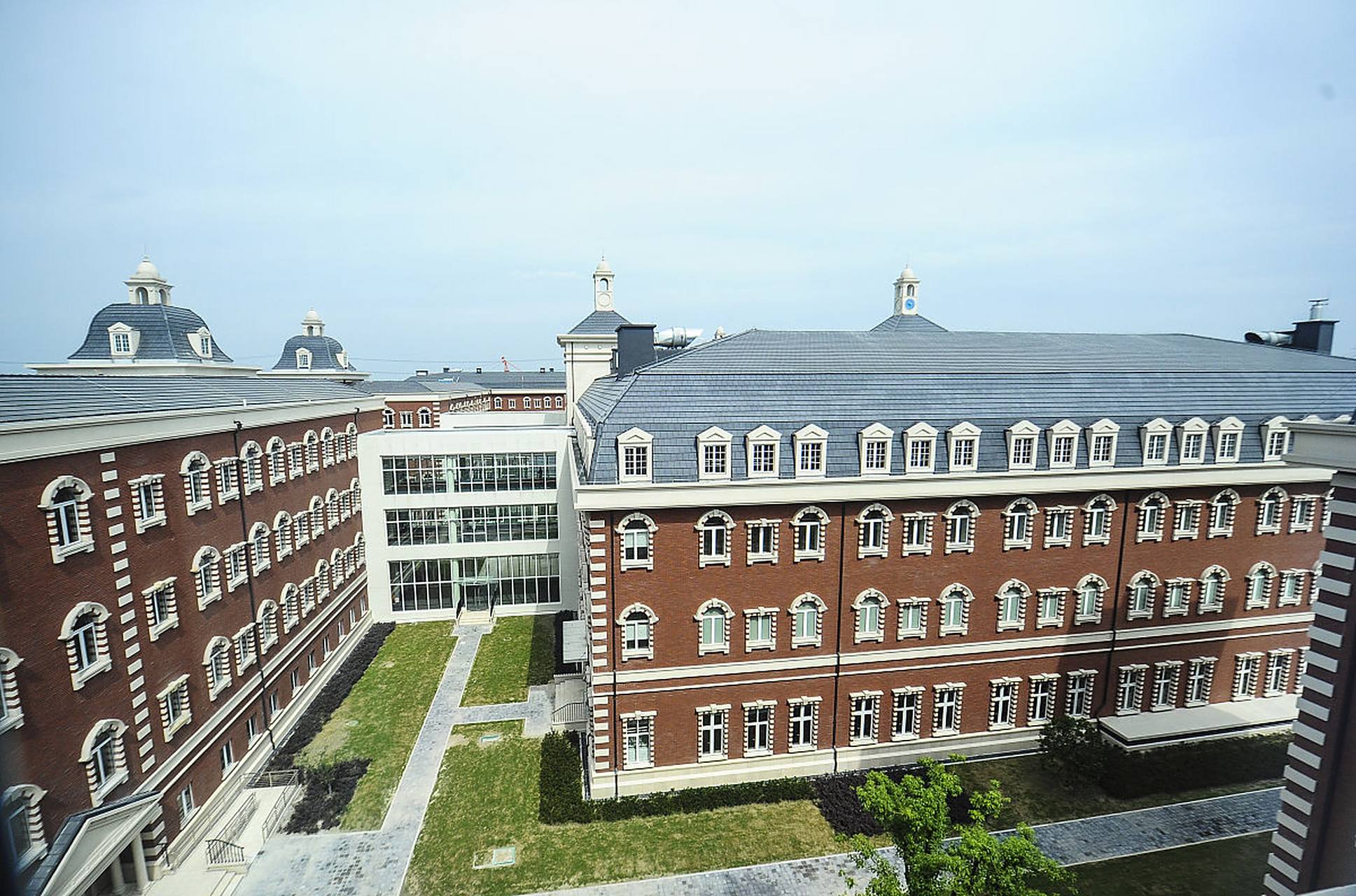 双语学校的教学语言通常是两种,除了学生母语外,还会教授一门外语,这