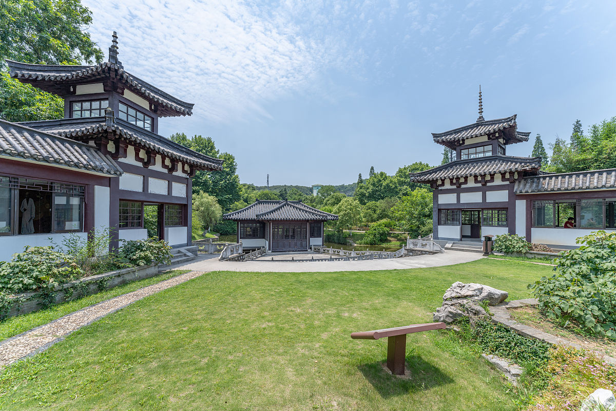 南山,位于江苏省镇江市京口区,是一处集自然风光,人文景观和休闲娱乐