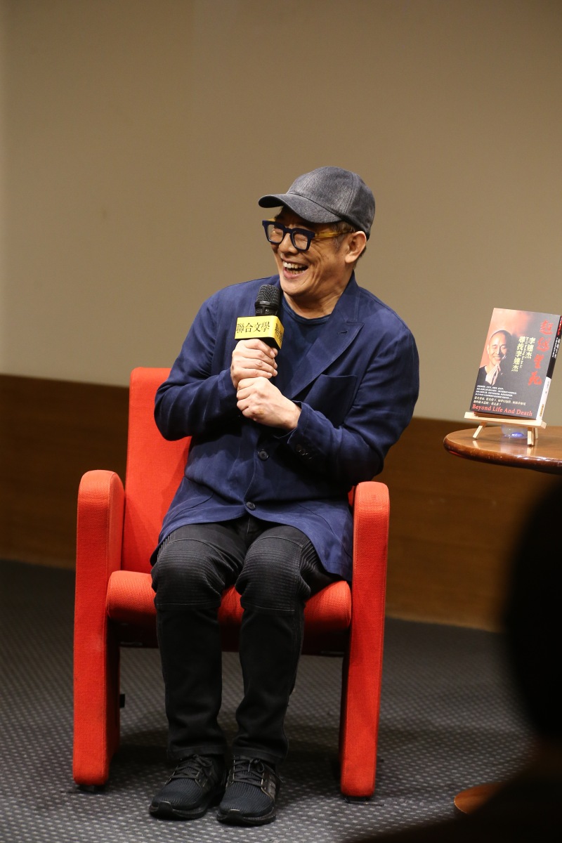 11月21日,一组照片在娱乐圈引起轰动,向佐与他的家人与功夫巨星李连杰