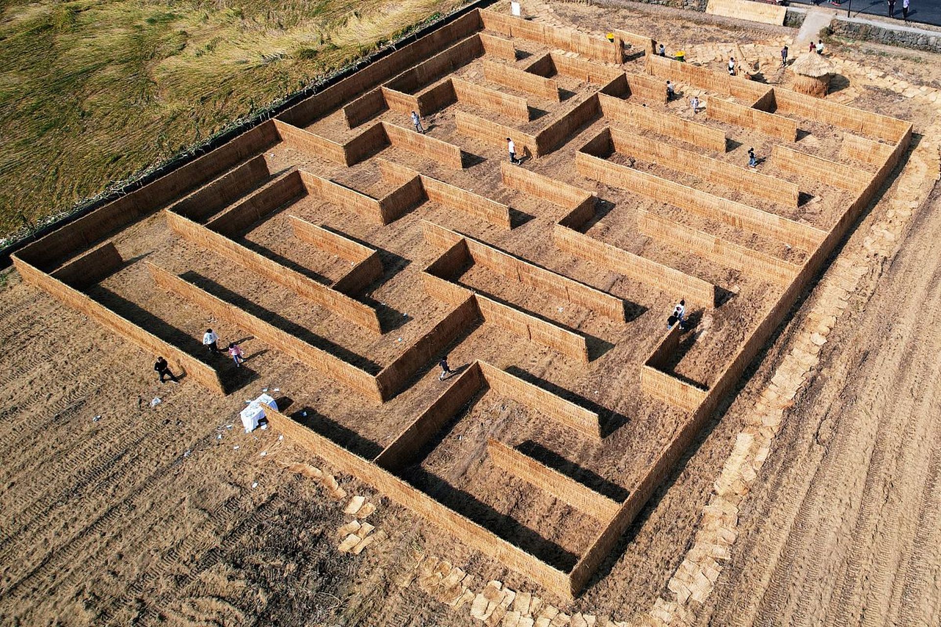 米诺斯的迷宫是一个古代神话中的传说,涉及到希腊神话中的米诺斯国王