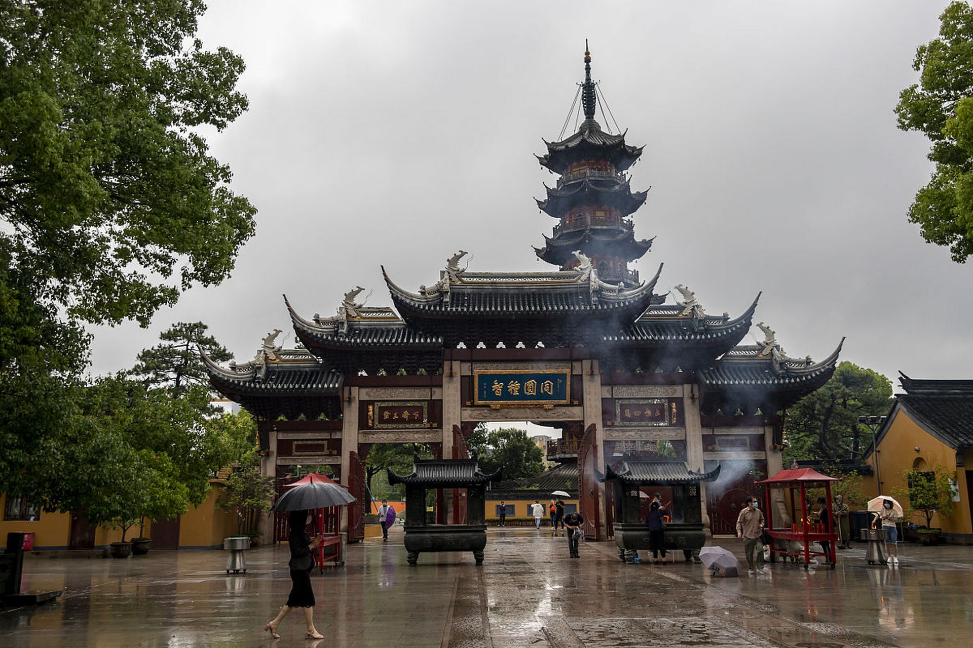 以下是扬州大明寺旅游的一些建议:  游览古建筑群:大明寺内有许多古