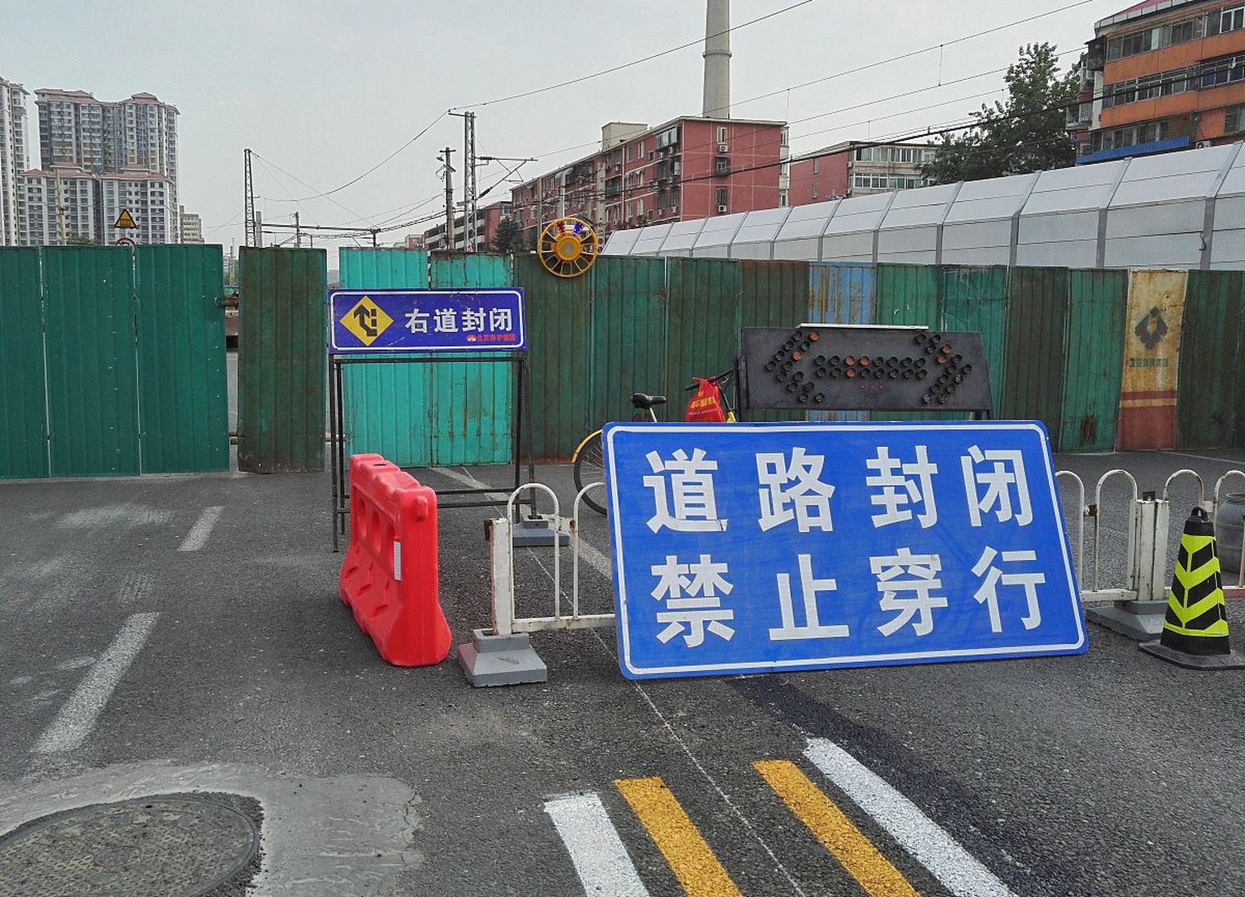 剧组拍戏封路居民怒斥谁给的权力 最近,一则关于剧组封路的事件引起了