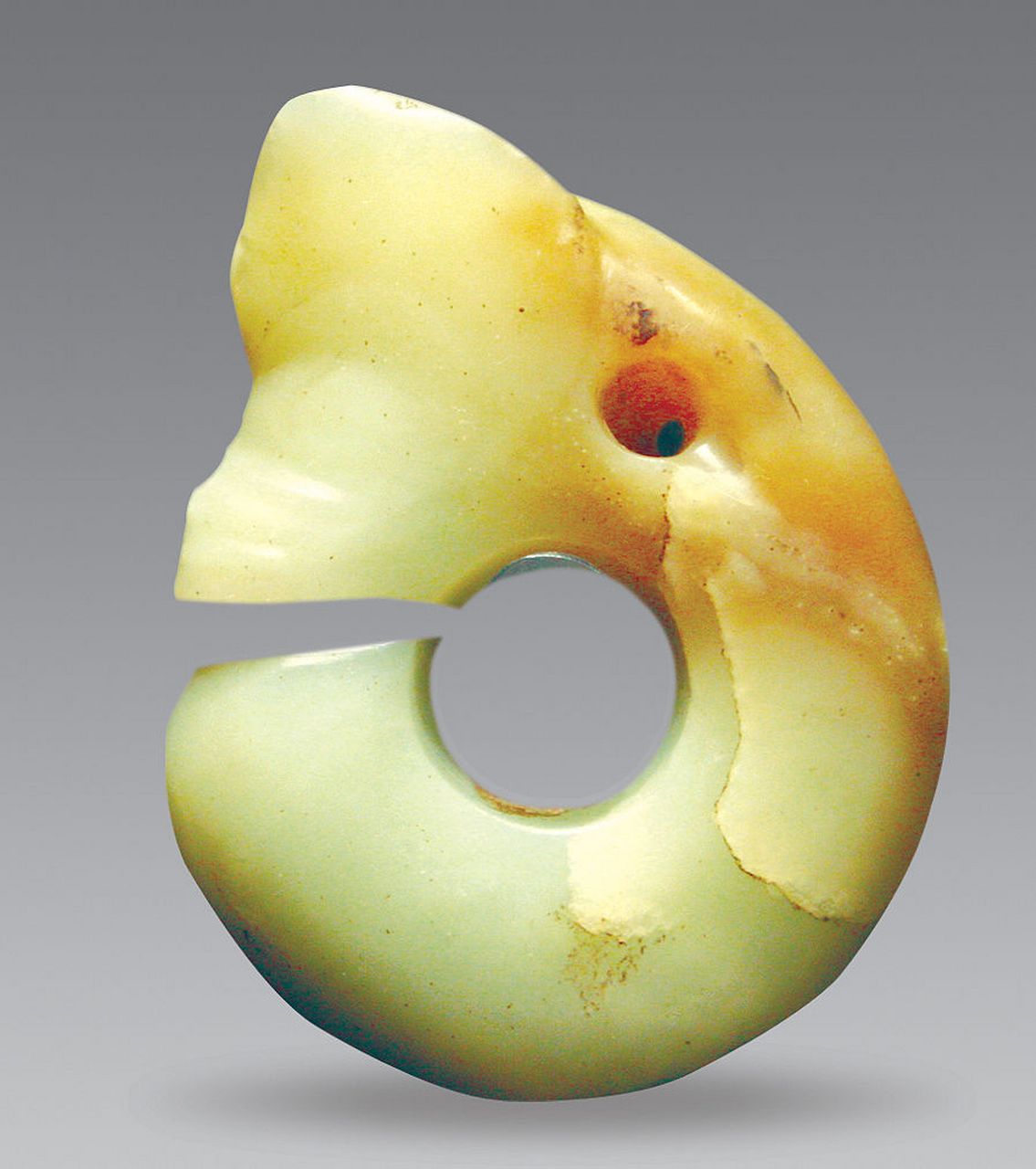 血沁,水银沁,朱砂沁,土沁和油渍沁等珍贵沁色的古玉更为稀有和珍贵