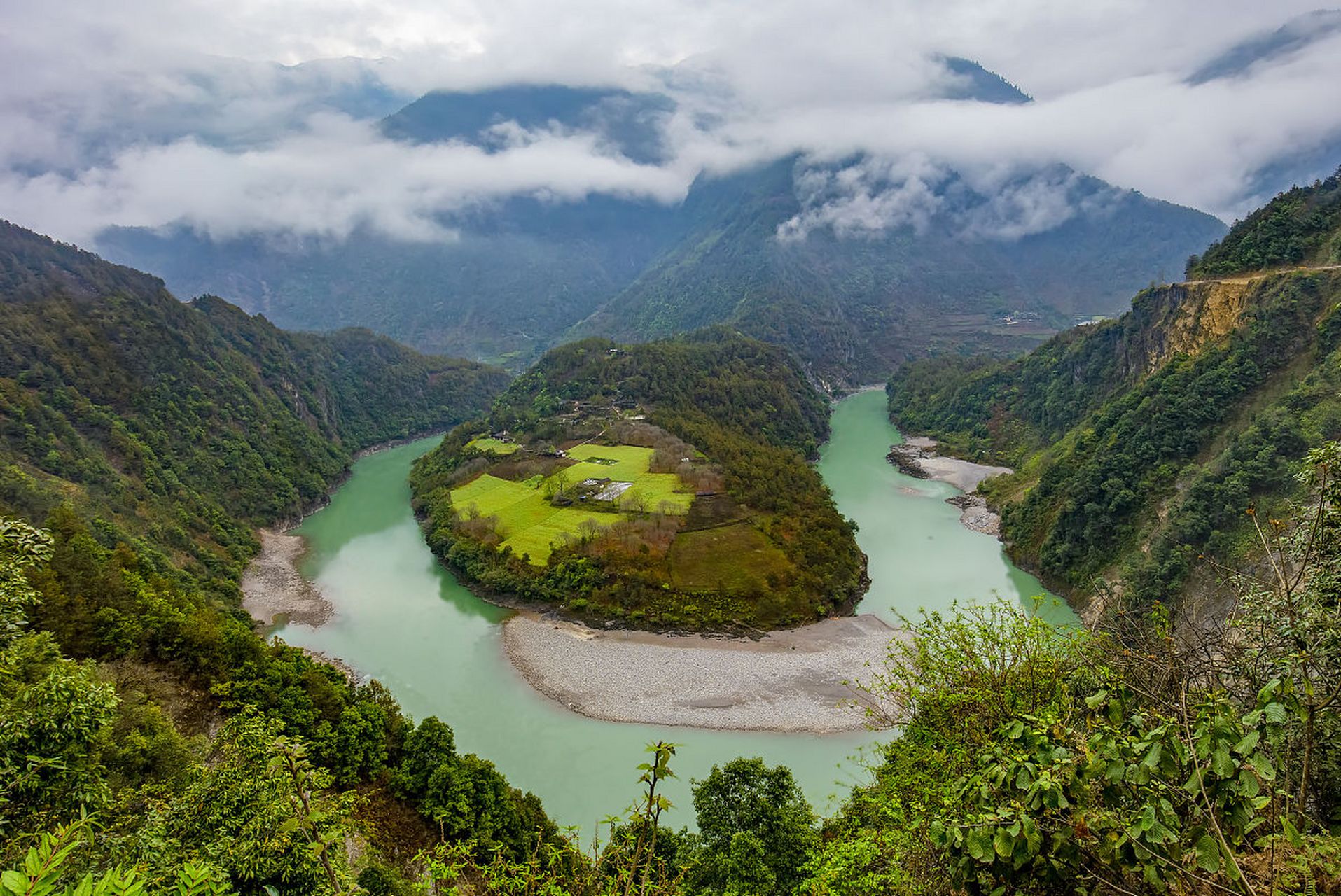独龙玉是近年来受到关注的玉石品种,产自云南省怒江州贡山县独龙江乡.