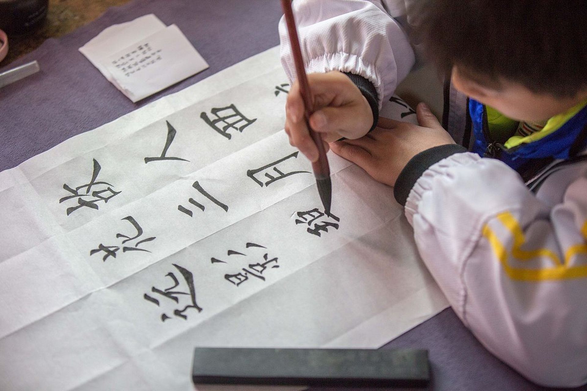 公元前223年,一天,蒙恬外出打猎,射中多只兔子,命士兵将兔子带回营地