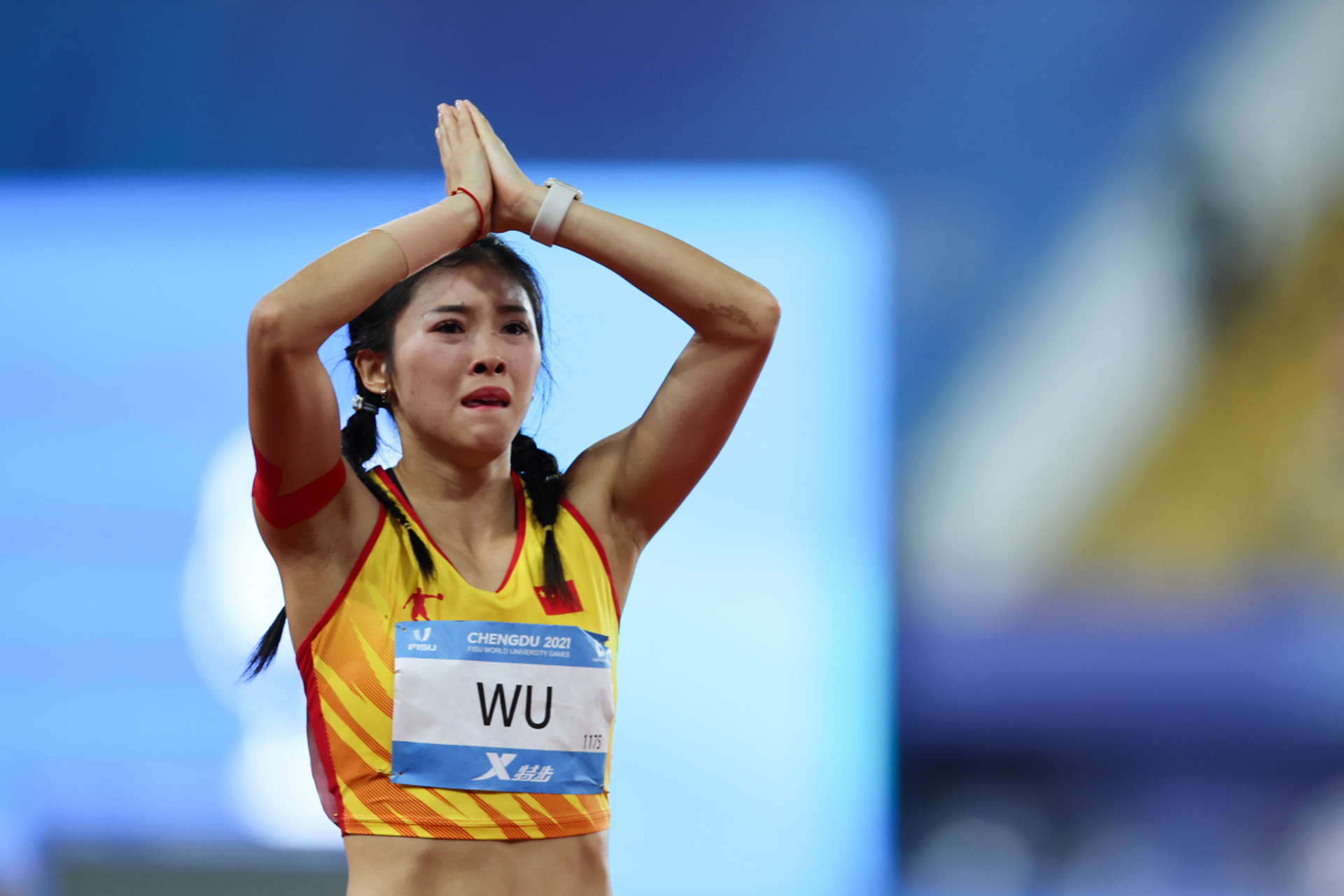 中国体坛有许多出色的运动员,其中吴艳妮无疑是最引人注目的一位.