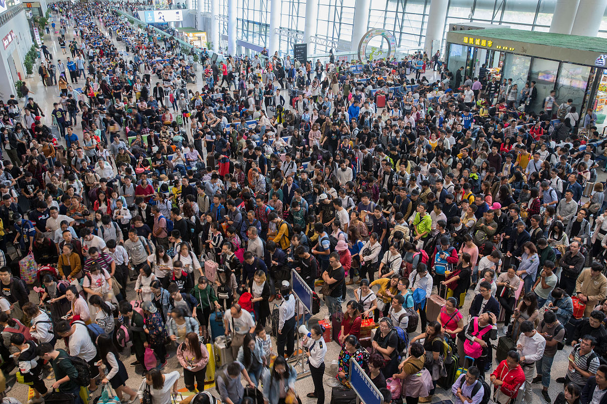 无论在拥挤的人群中奔赴远方,还是在匆匆忙忙的旅程中与家人团聚,这