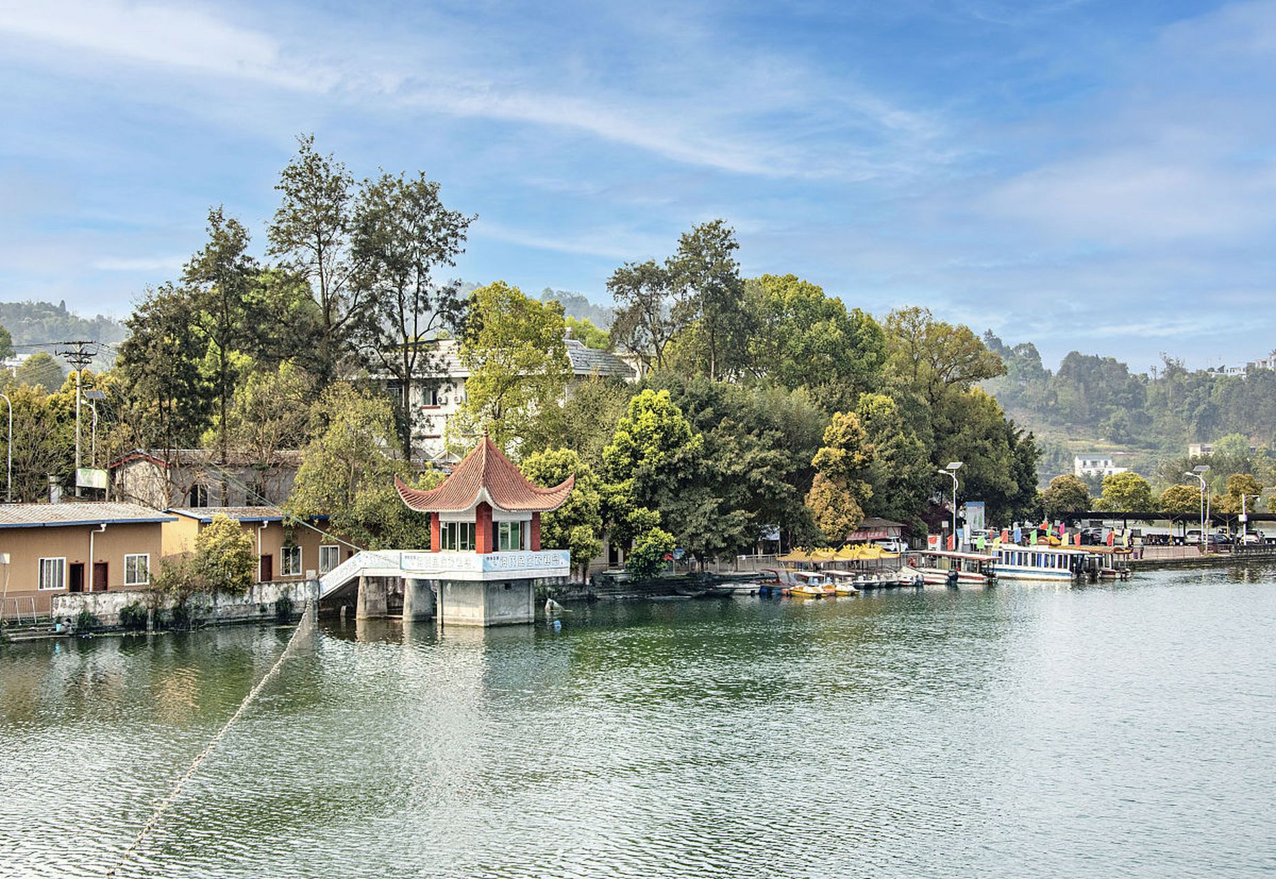 最近,四川青川县的旅游胜地——白龙湖开始迎来更多游客.