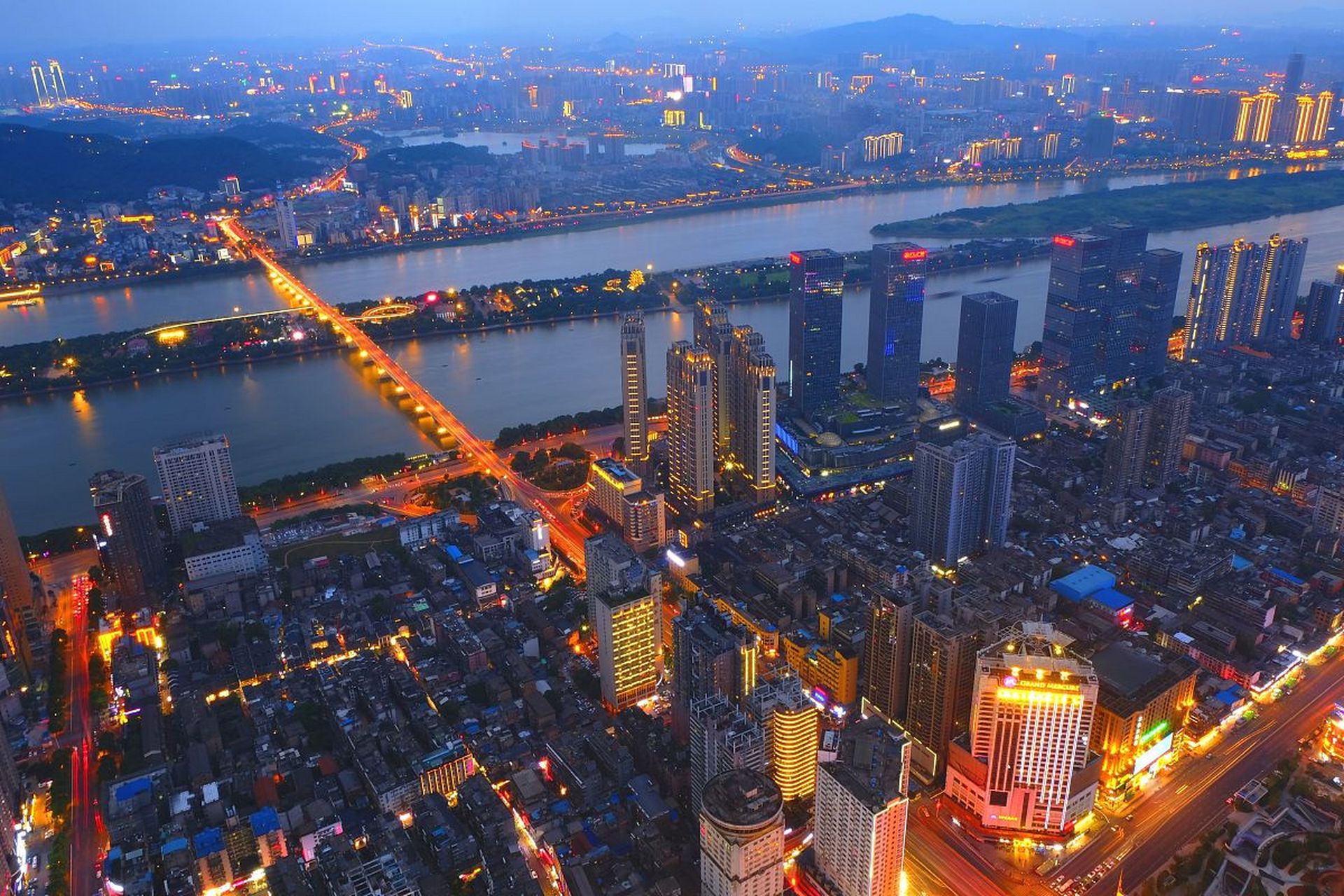 夜晚更是展现了它独特的夜景魅力,当夜幕降临时,国金中心一座座高耸入