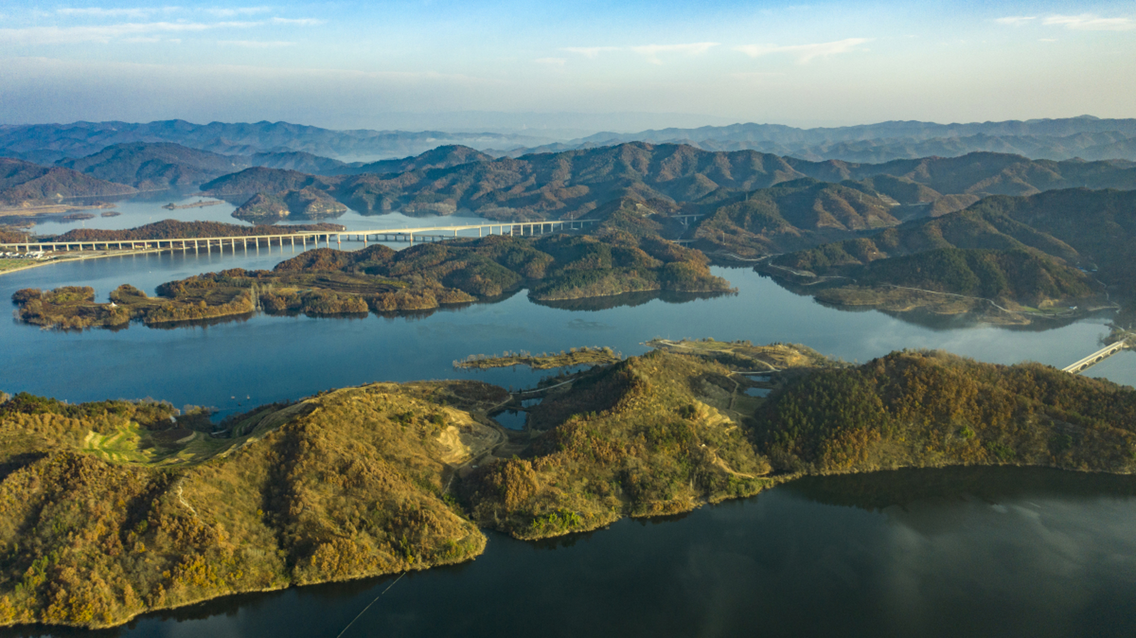 丹江口水库是位于湖北省丹江口市的大型水库,具有宏伟的水坝和风景