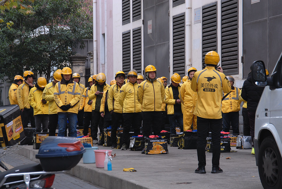 穿梭在大街小巷的外卖小哥,他们是城市的闪电侠,用速度与激情诠释着