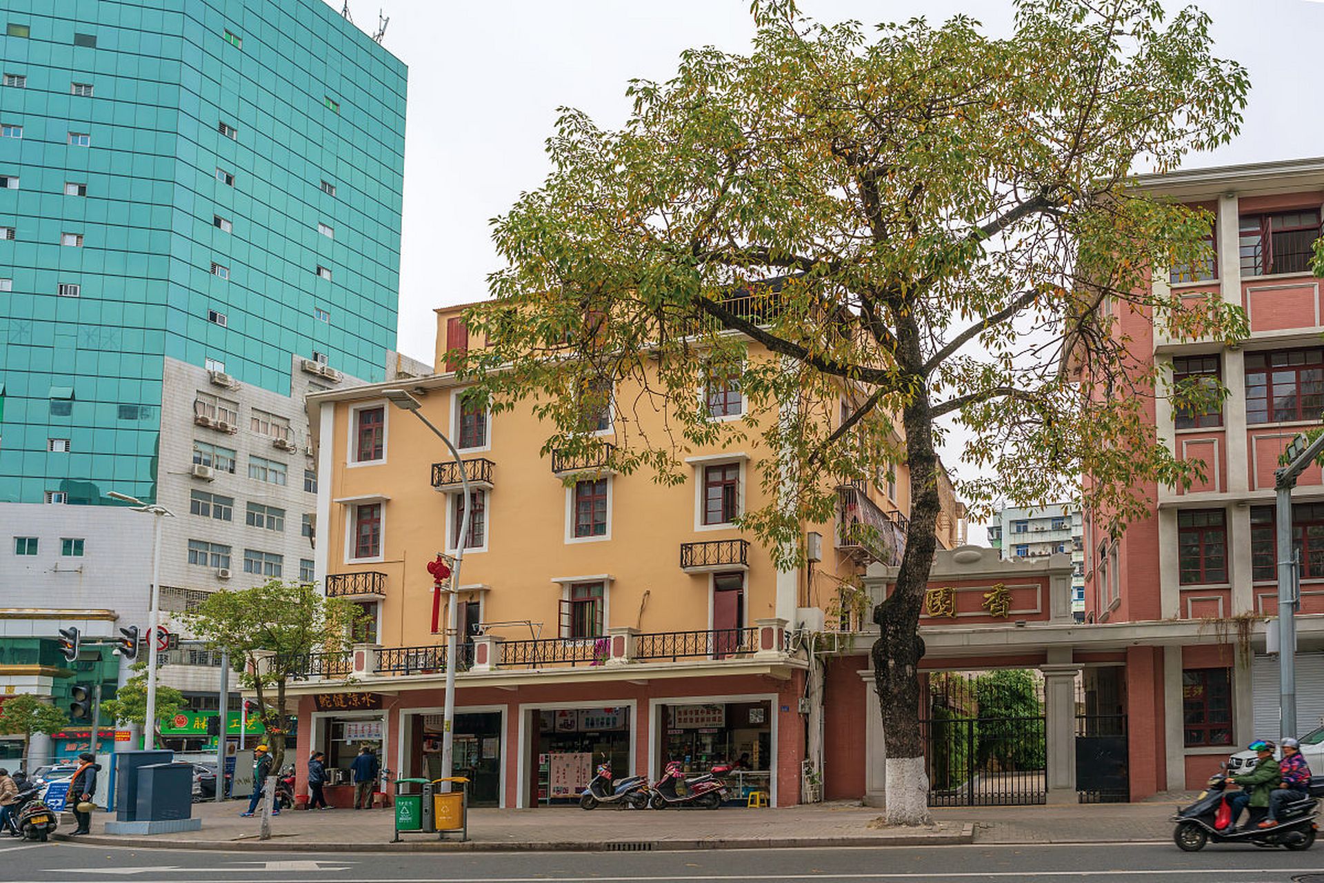 在广州市越秀区越华路,有一座古老而神秘的祠堂,它的名字叫杨家祠.