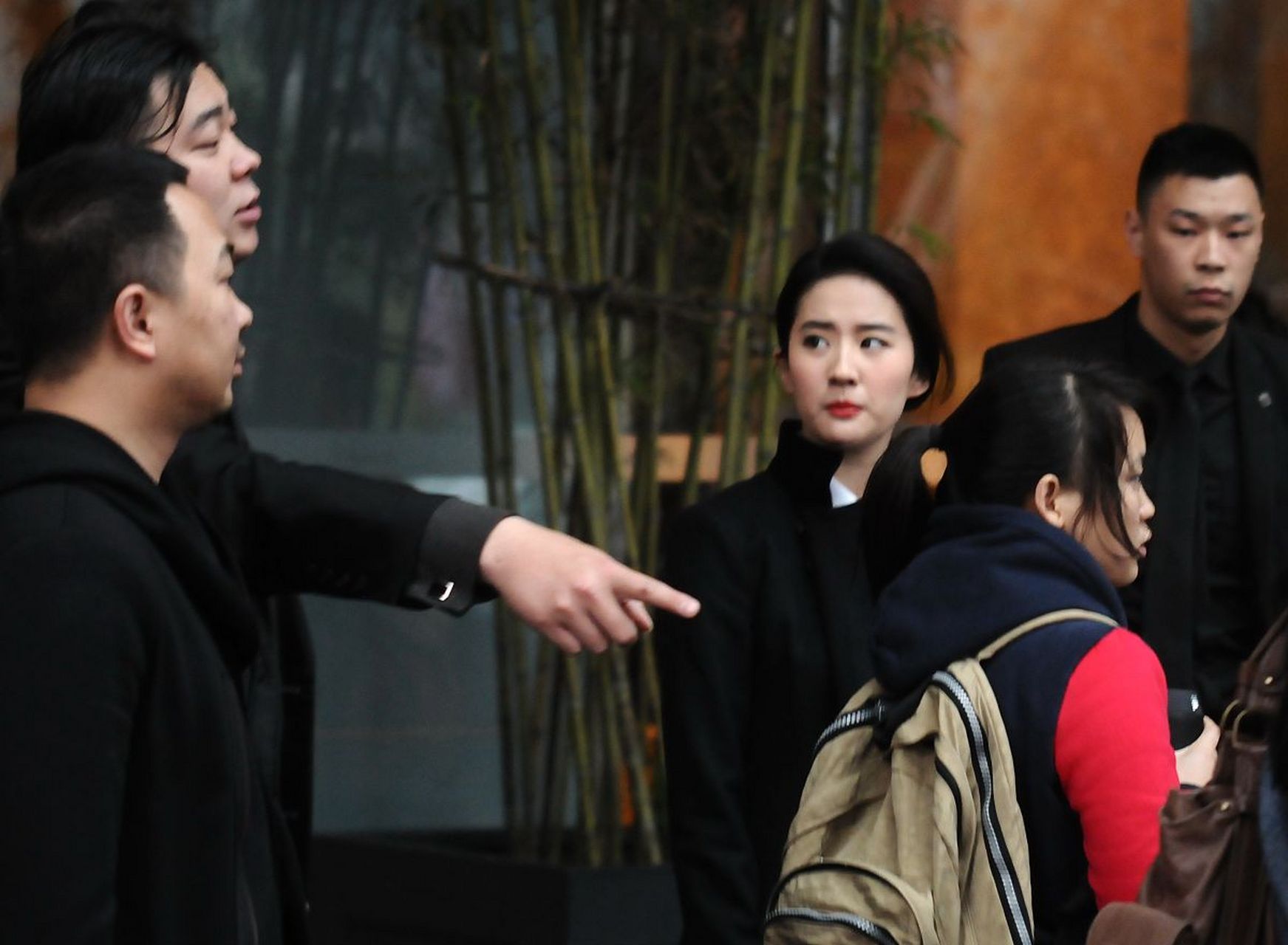 刘亦菲医院拍戏被偶遇# 标题:刘亦菲医院拍戏被偶遇:才华与坚持的