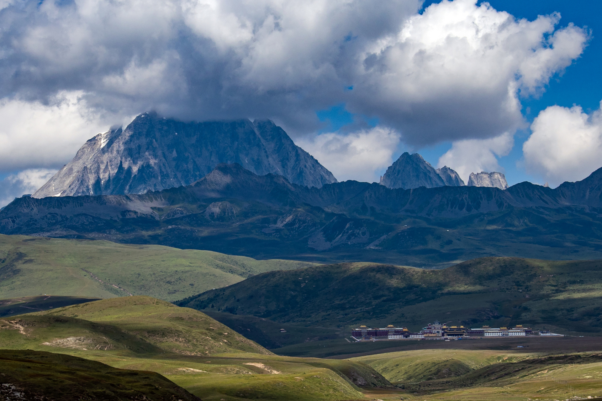 四川道孚县雅拉雪山是一座以雪山美景著称的旅游胜地,其观景台更是被