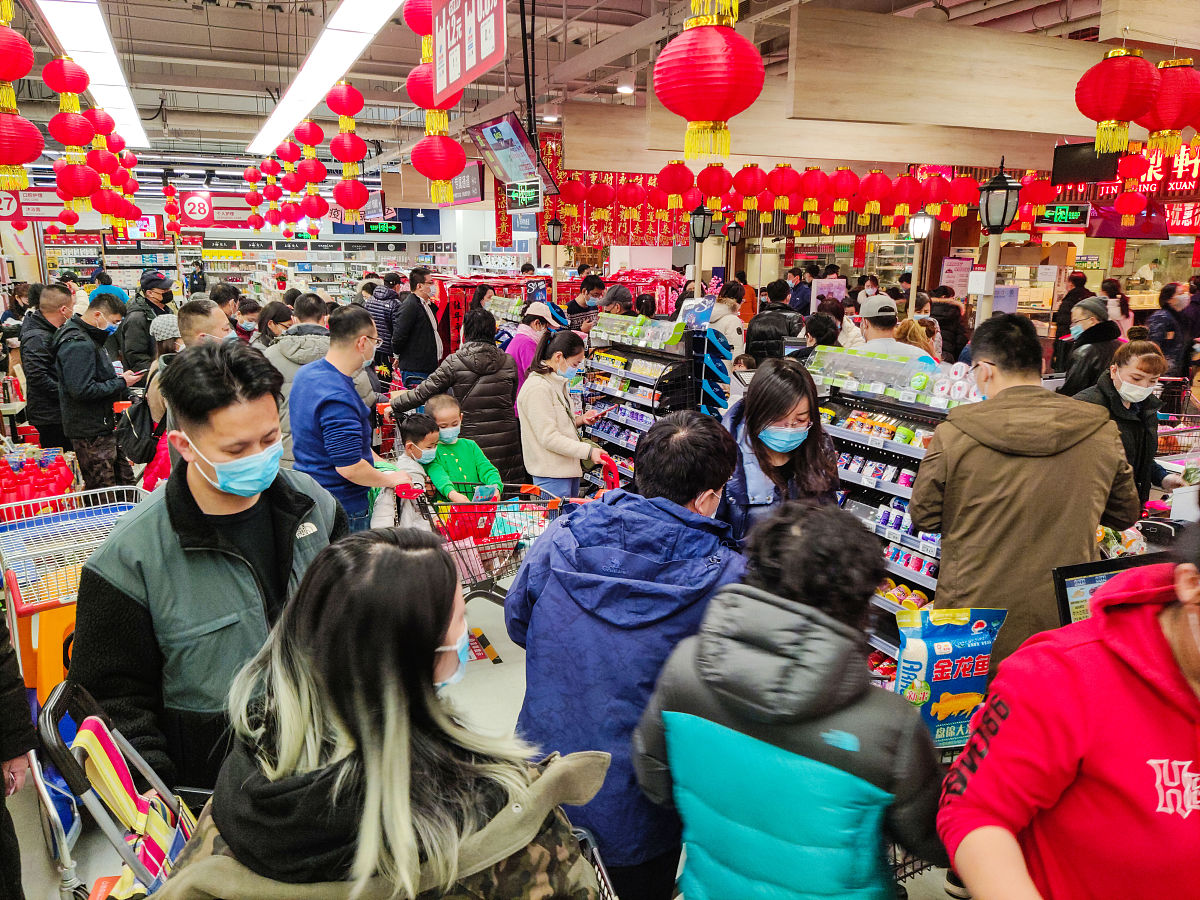 春节假期前两天各地年味浓厚、购销两旺