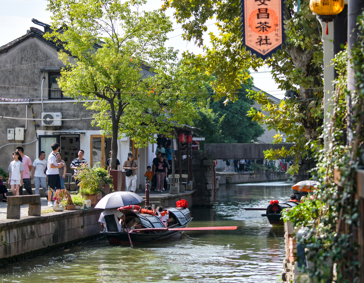 安昌古镇是一个宁静的江南水乡,有着美食和免费门票吸引着无数游人