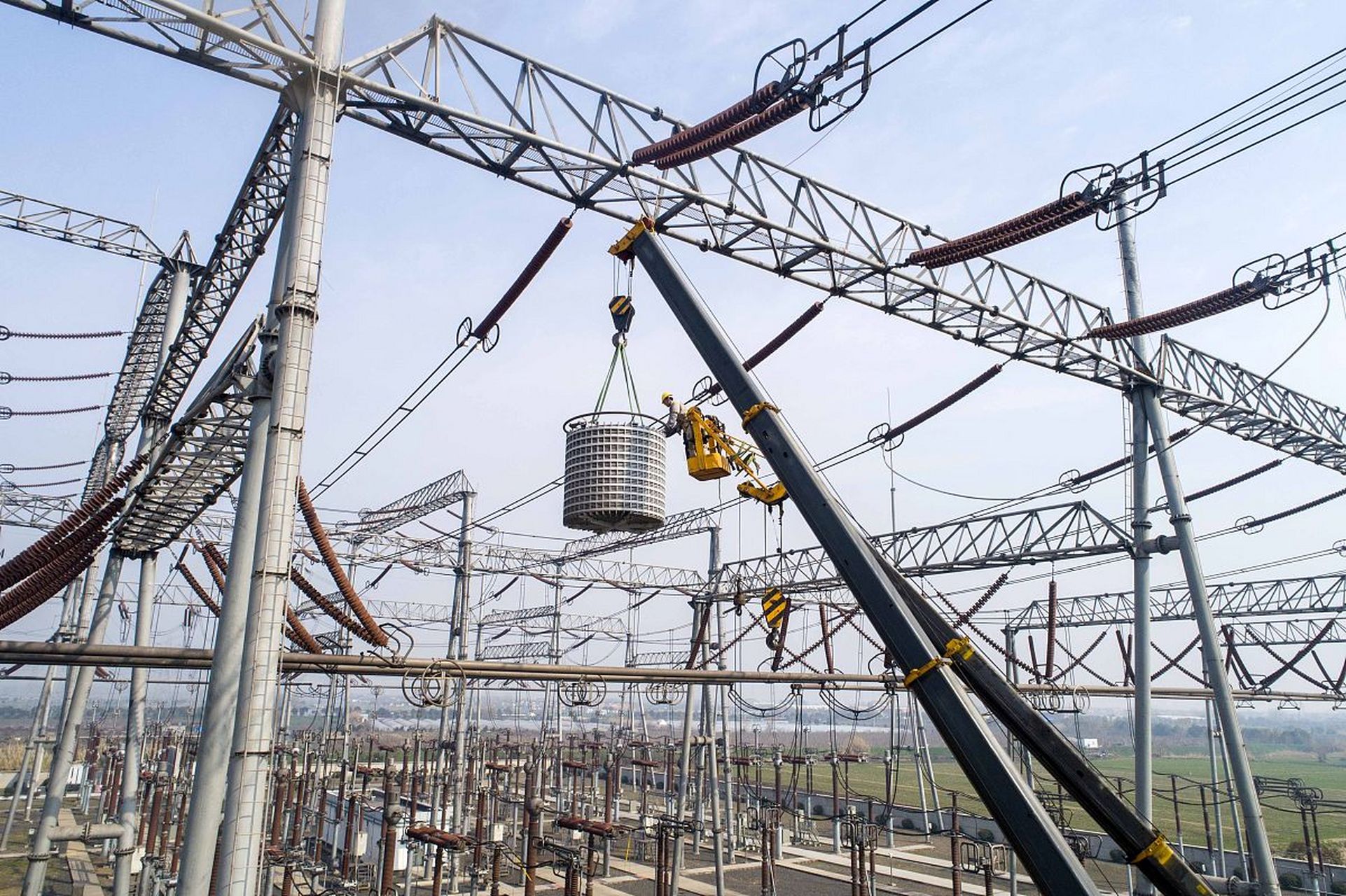 阻波器是载波通信及高频保护不可缺少的高频通信元件,它阻止高频电流