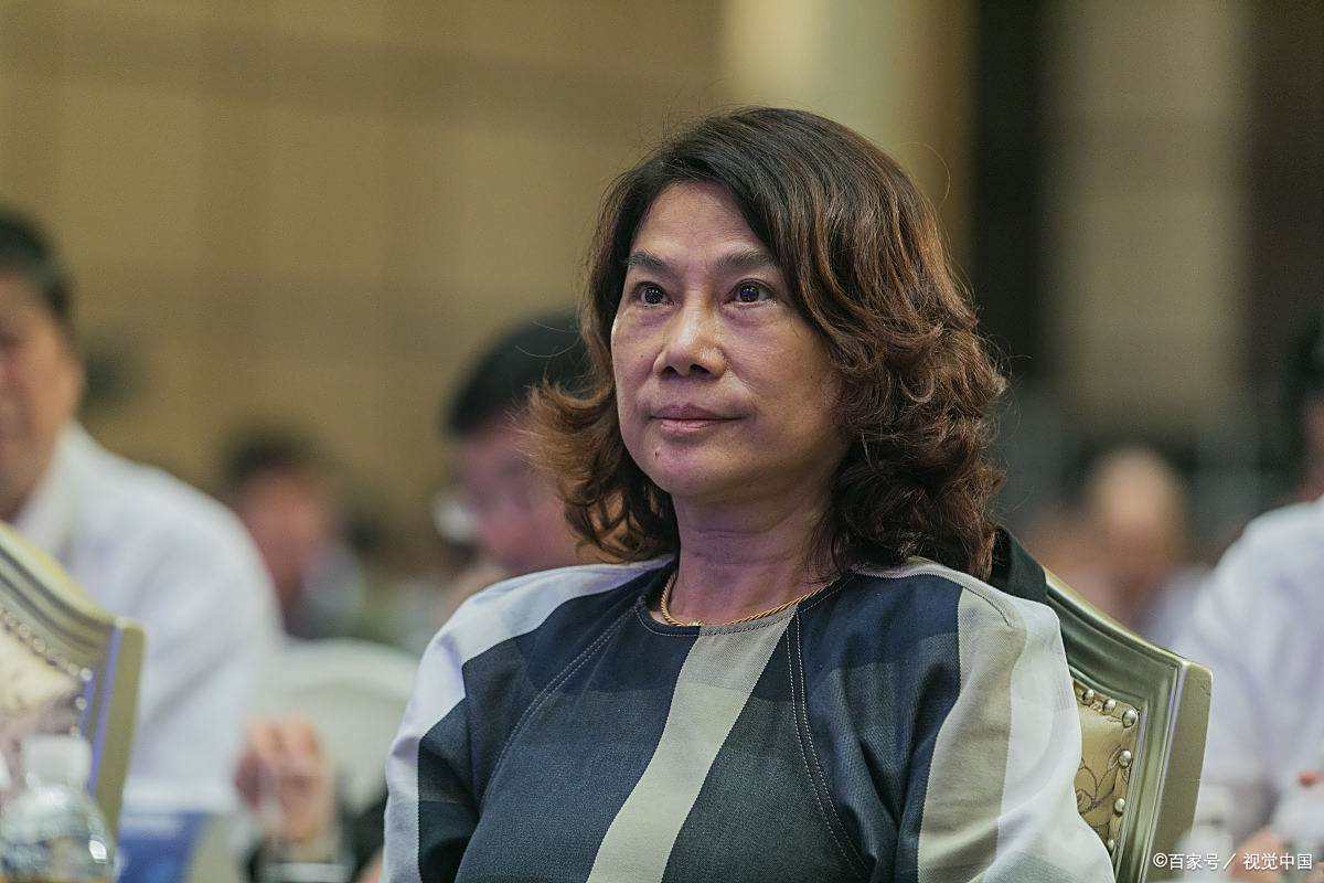 董明珠和曹德旺在接受采访时,主持人问曹德旺:您用格力空调吗?