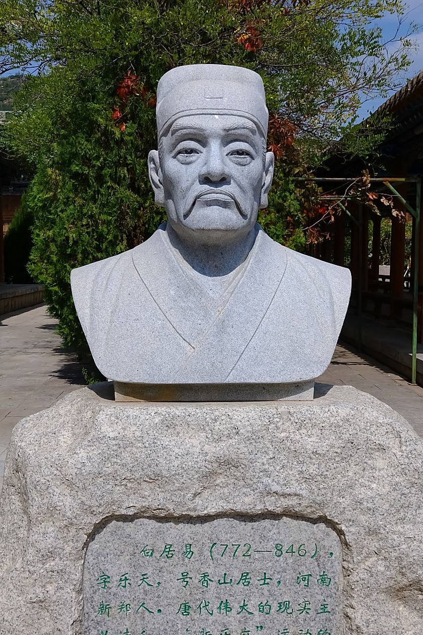 白居易的祖父白湟,父亲白季庚及外祖父都是诗人,在这种家庭背景下