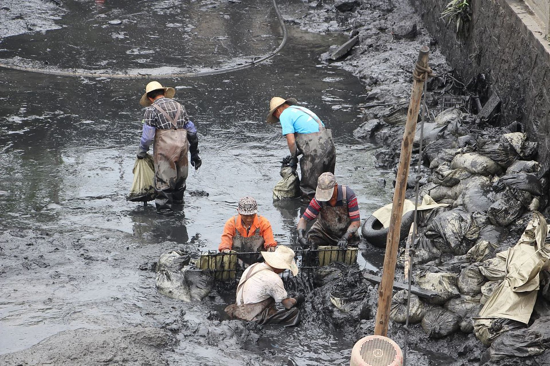 清淤工人需三天才能完成清理.让我们一起见证这场灾难和人性的英勇!