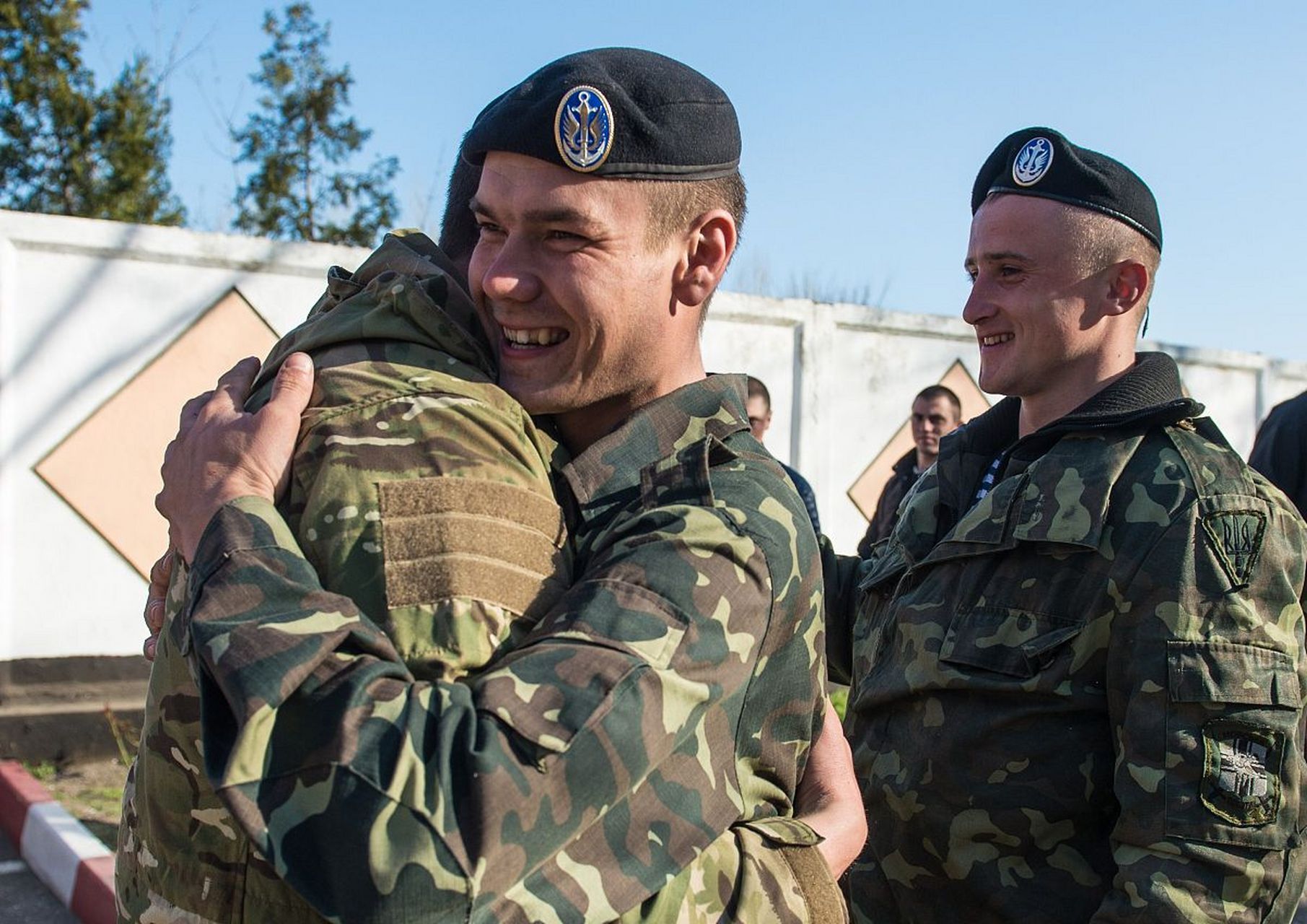 俄乌战场出现罕见一幕,大批乌克兰军人选择向俄罗斯军队投降.