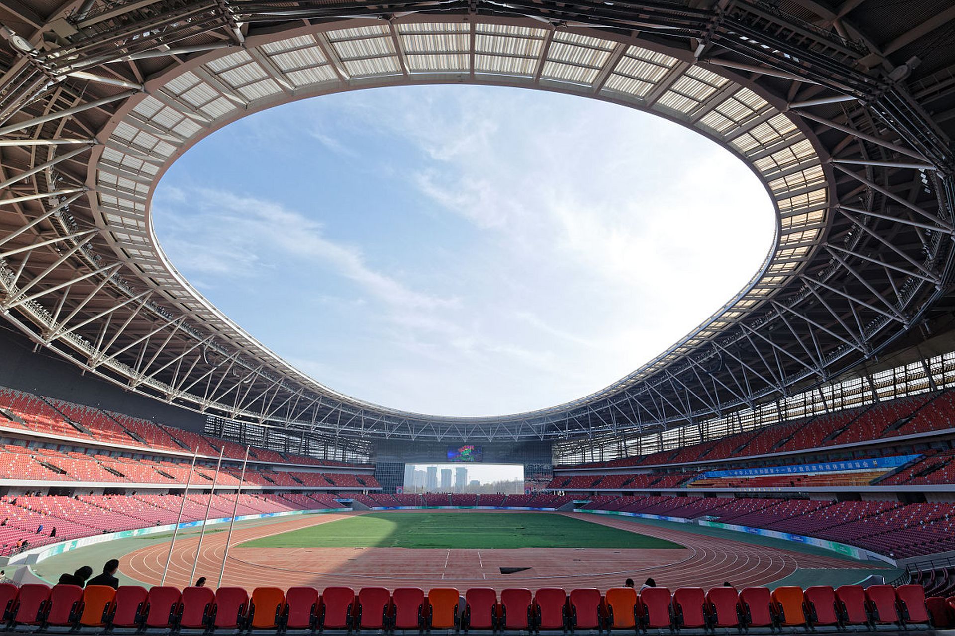 这个体育场是洛阳奥林匹克中心的主场馆,整体按照甲级体育场馆的标准