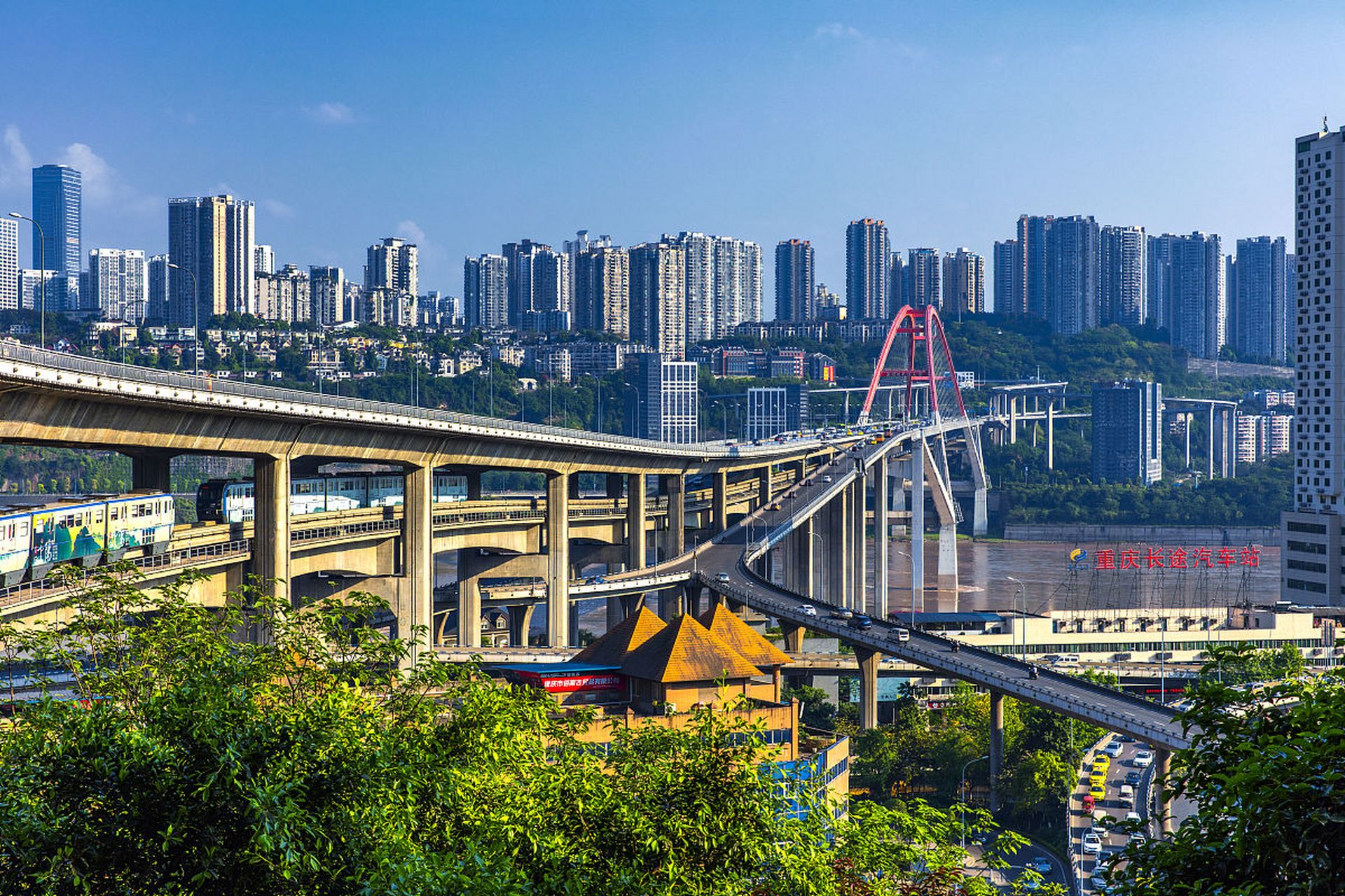 假期期间在重庆玩了4天,花了6800元钱,是什么水平,属于穷游吗?