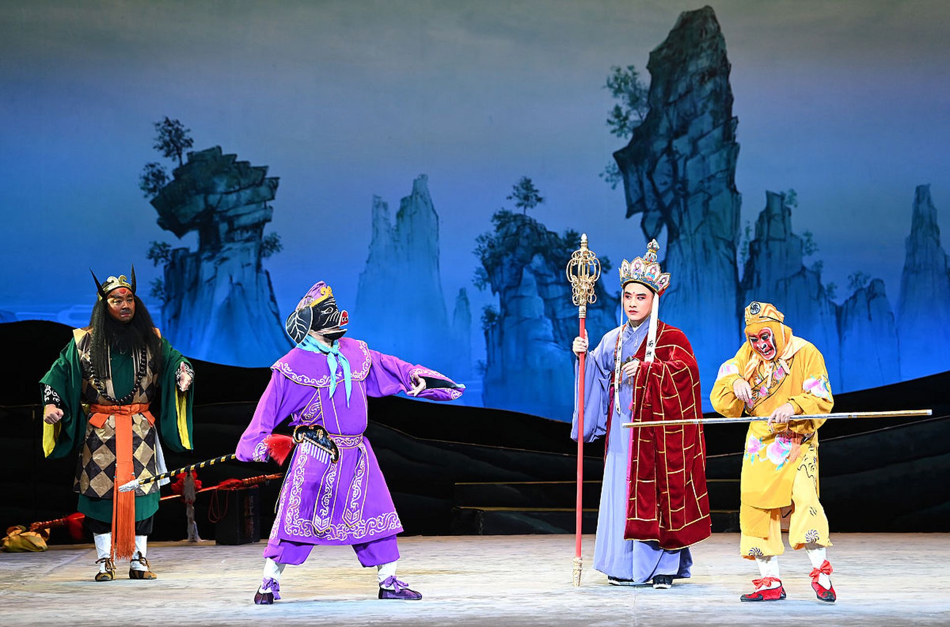 《三打白骨精》 唐僧师徒四人路过黑风山,被白骨精所困.