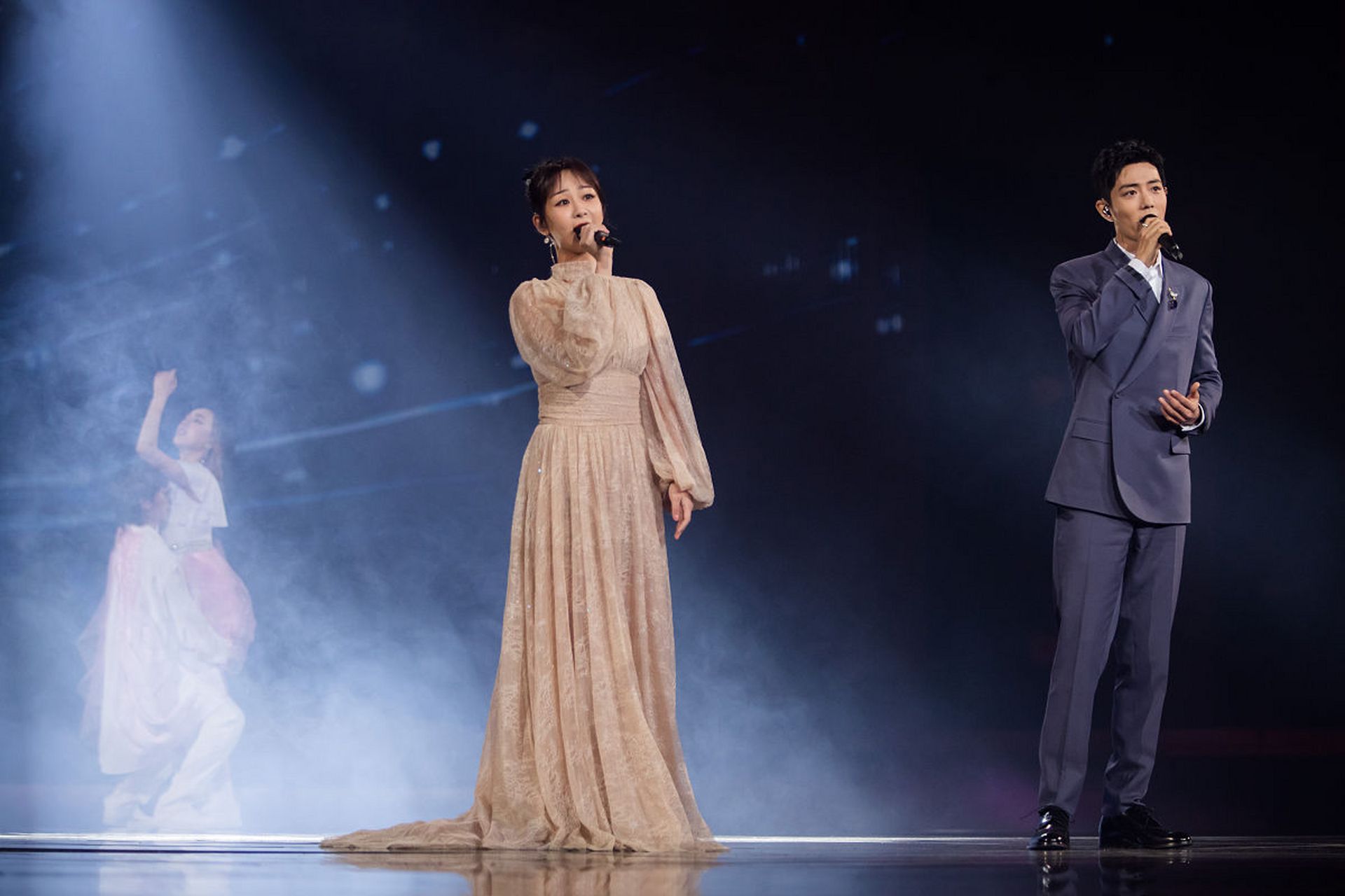 肖战和杨紫的一段亲密互动视频在网络上掀起了轩然大波,两人默契的