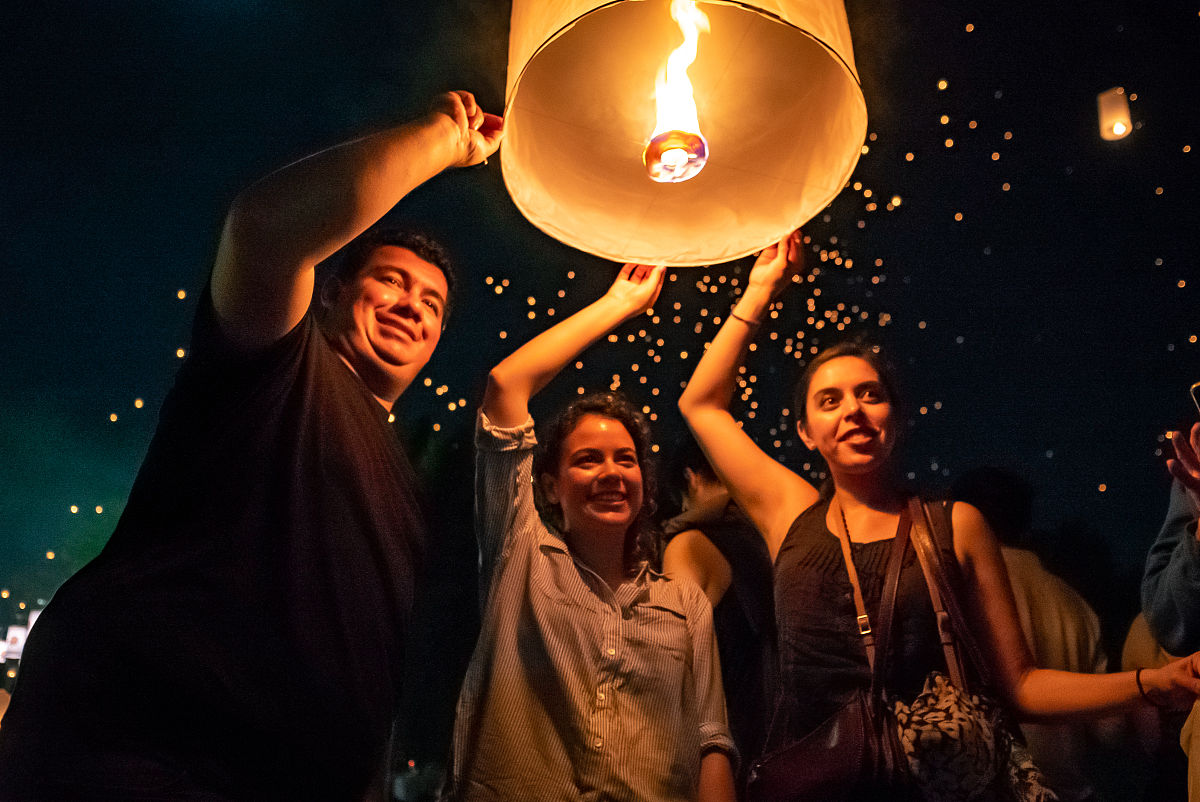 泰国民众放飞孔明灯,庆祝「水灯节」——清迈的璀璨之夜