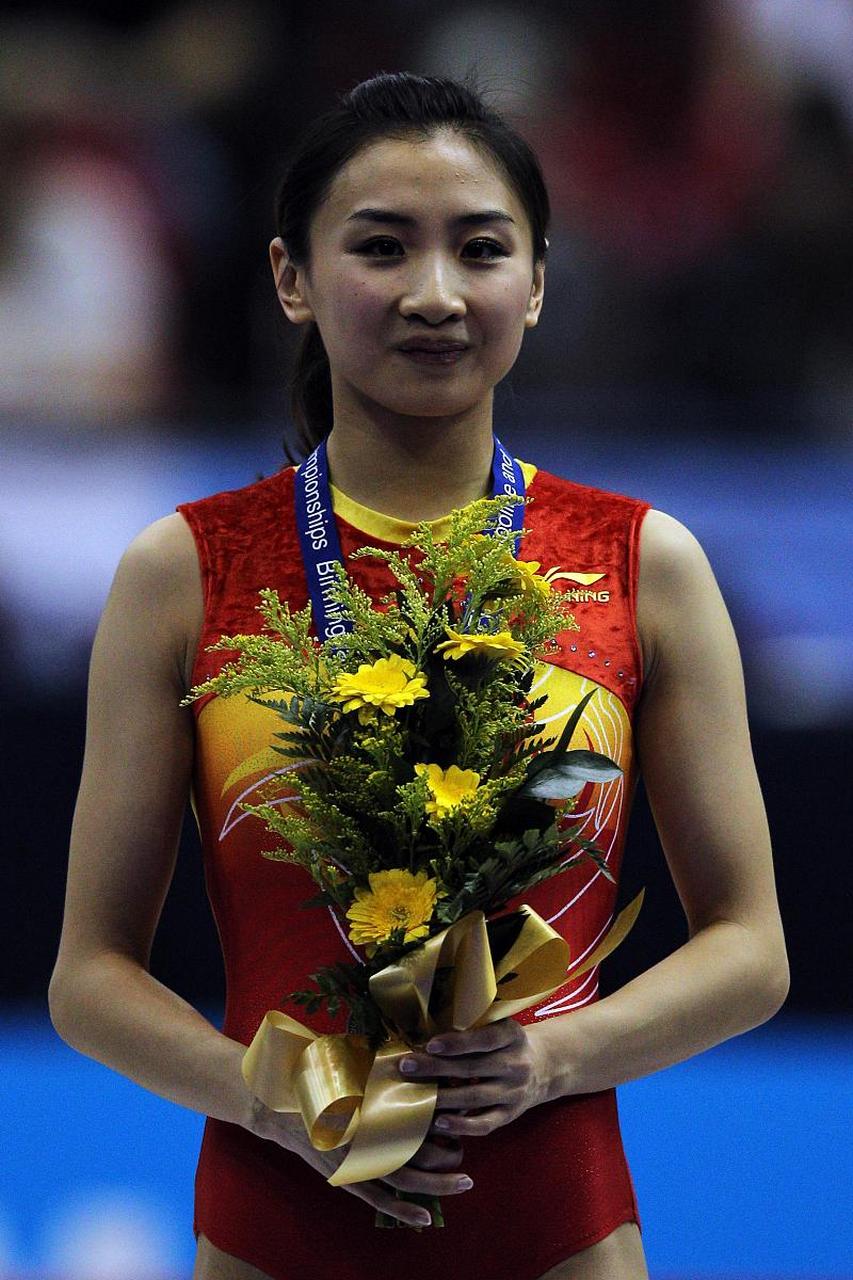 何雯娜,福建龙岩蹦床名将,以轻盈身姿与精湛技巧闻名,获誉"蹦床公主".