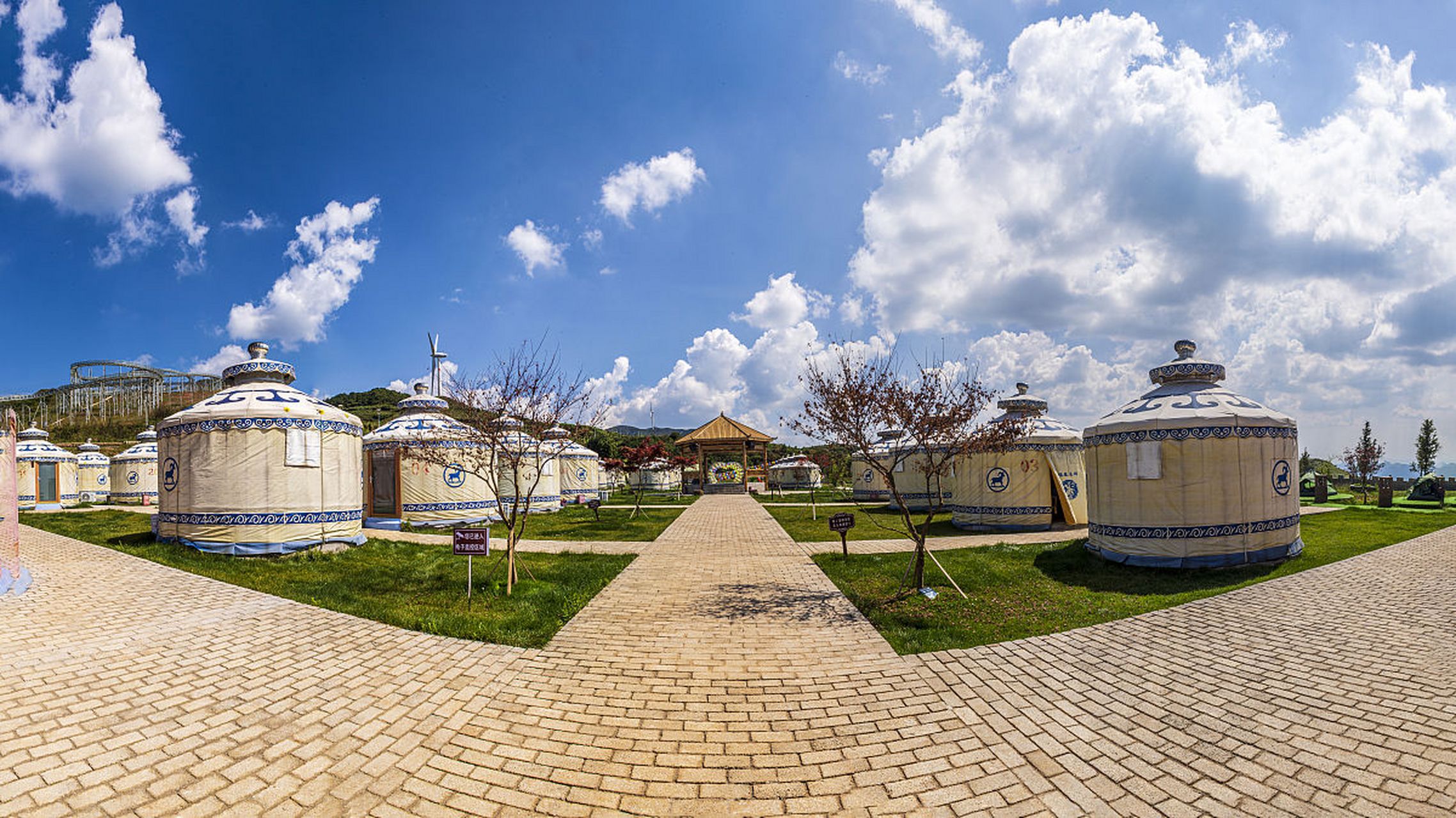 来到大门正前方,一眼望去,人山人海,大门上面刻了"蒙古王城"四个大字