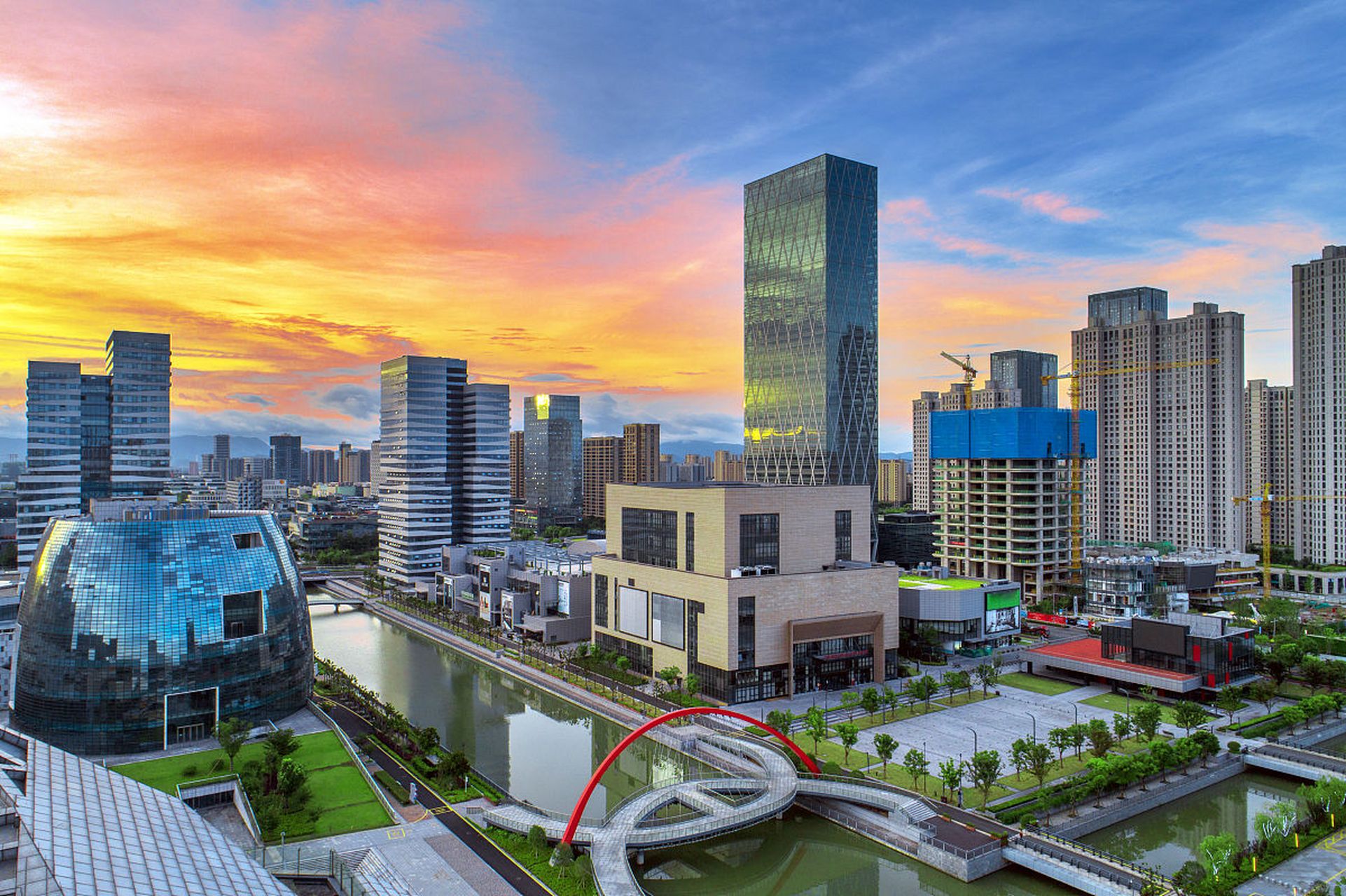 浙江湖州龙之梦是一个综合性旅游度假区,拥有主题乐园,水上乐园,野生