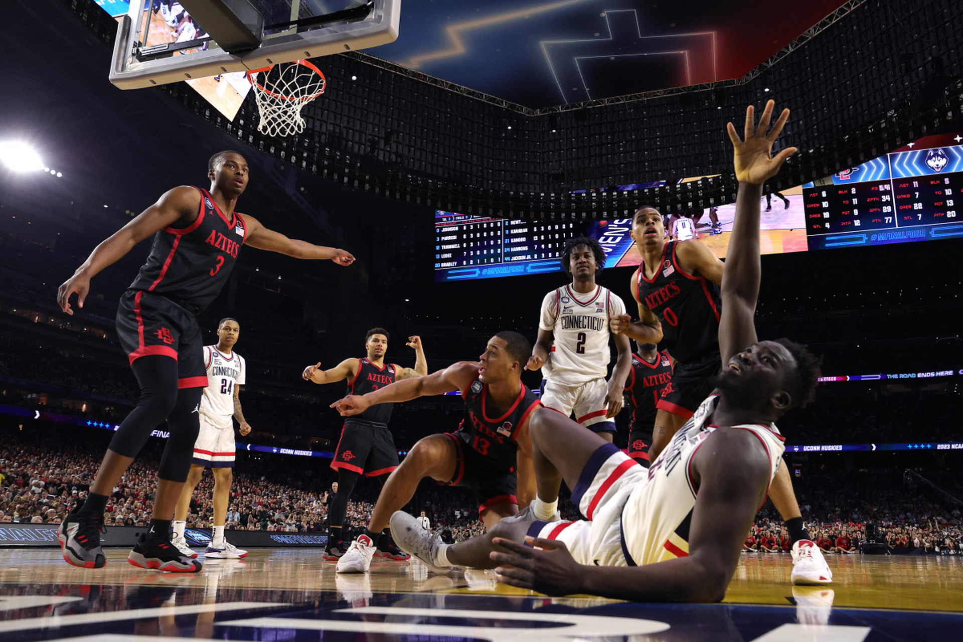 nba總決賽即將來臨,到底是硬漢巴特勒#吉米巴特勒mvp# 成就黑八奇蹟一