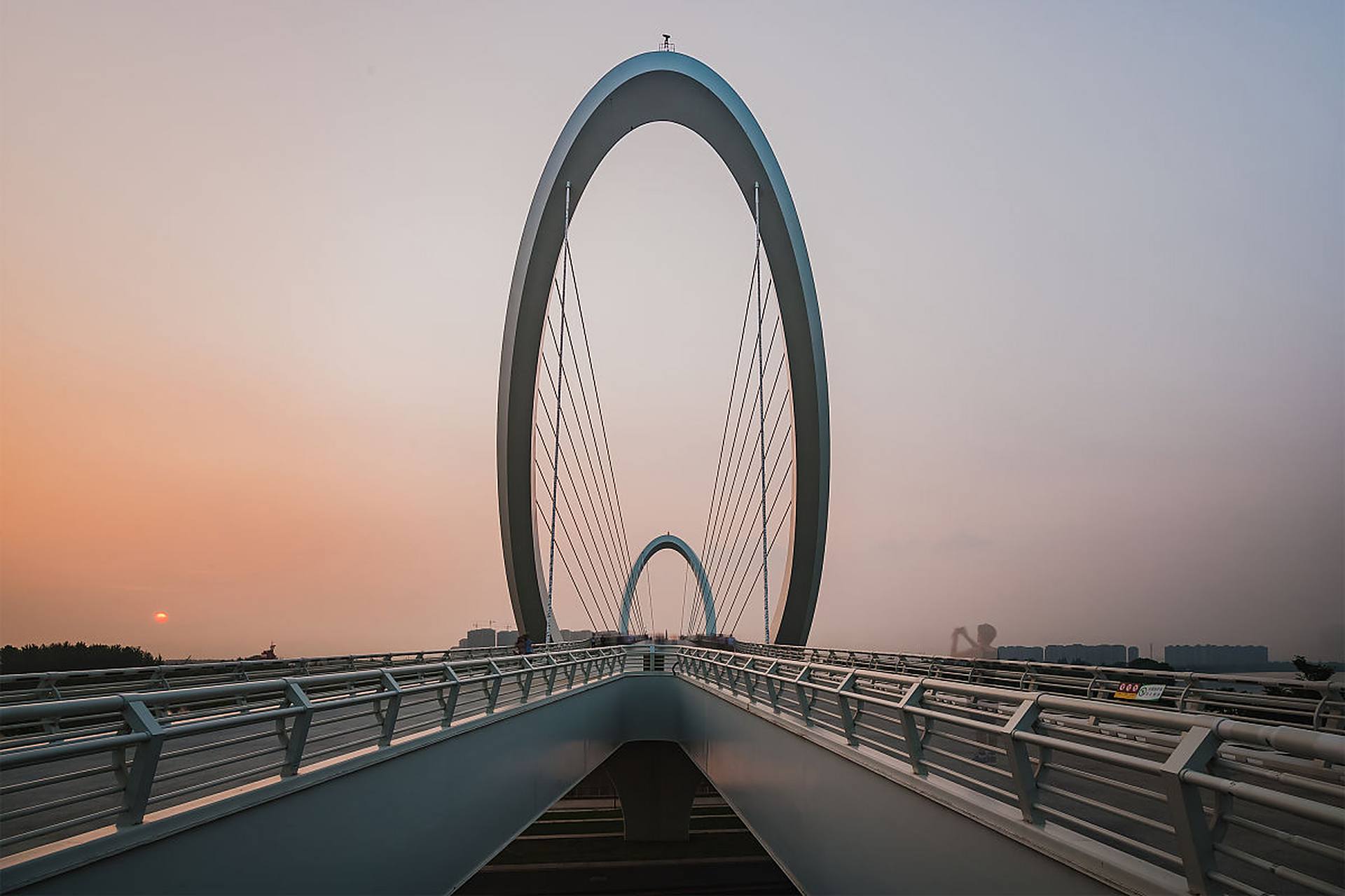 这次最让我印象深刻的,莫过于那座令人惊叹的南京眼步行桥了.