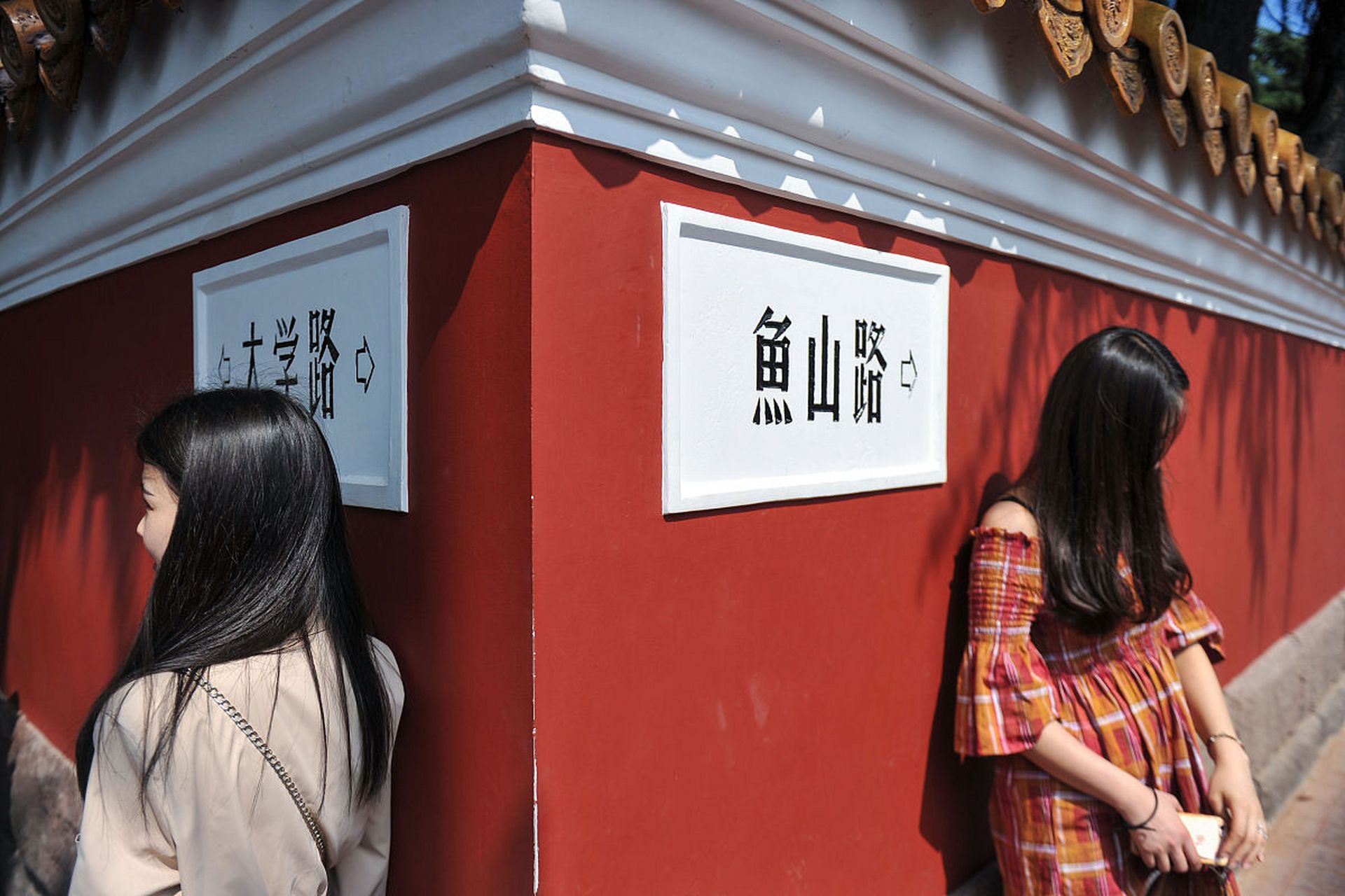 大学路鱼山路属于青岛小鱼山文化名人街区,这里红墙绿树,林深楼静