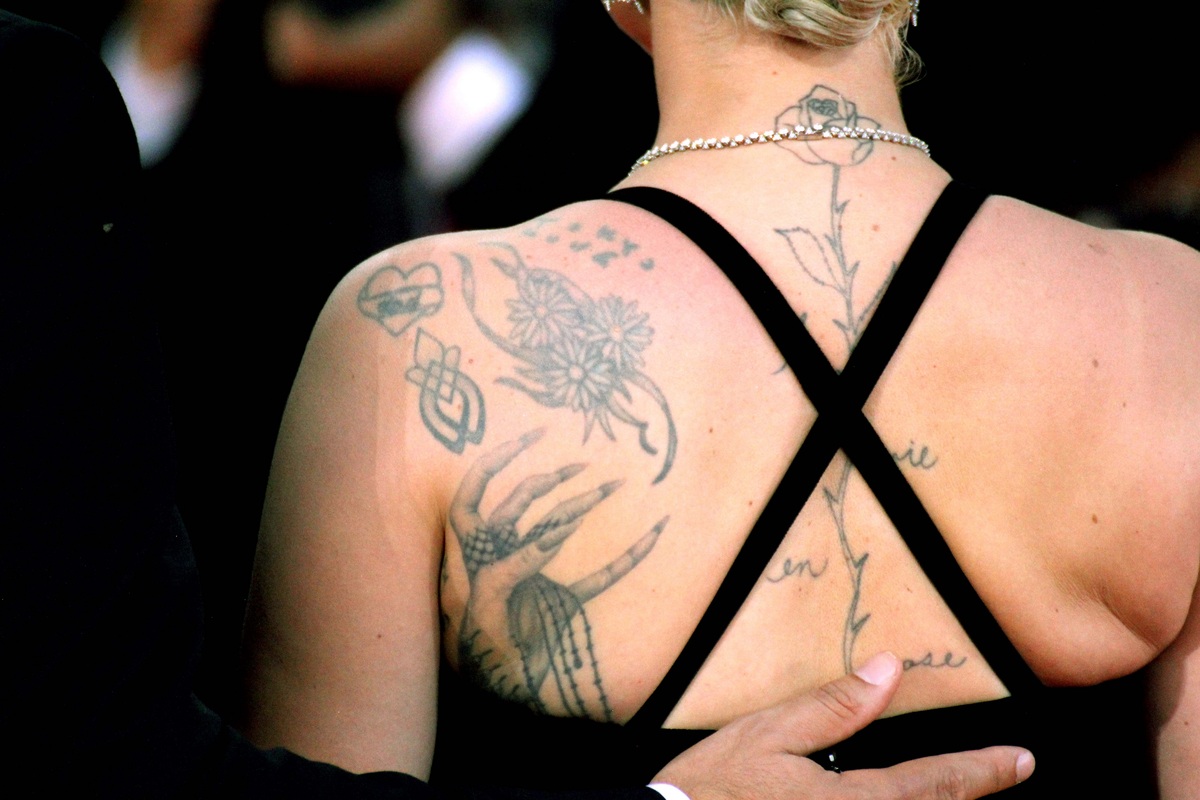 非常好看,于是其叫上几个小闺蜜一起到平时去美瞳美甲的美容店纹身