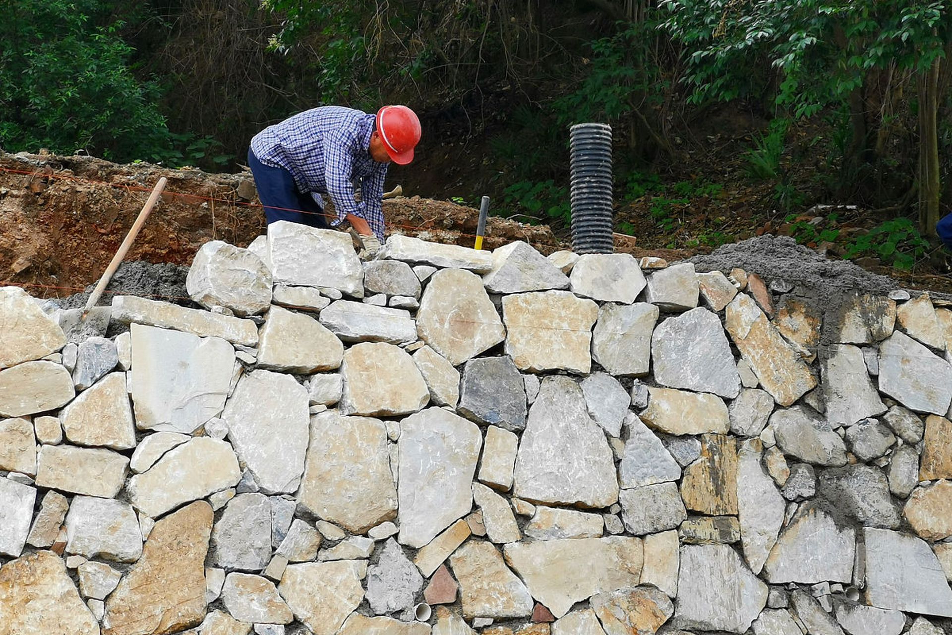 那么,石头砌护坡的施工应该如何进行呢?