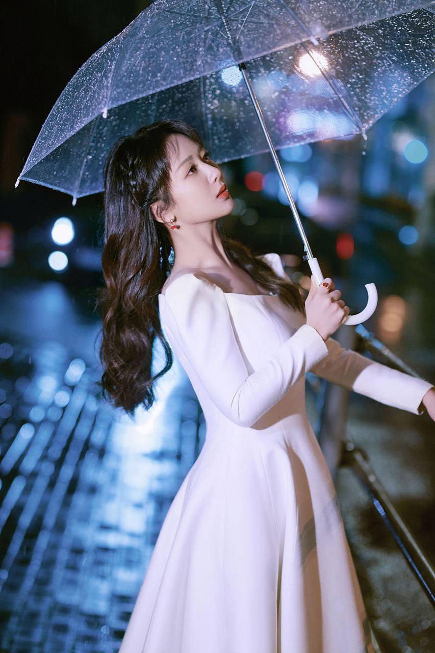 杨紫撑伞的这组照片,真的是又美又精致!