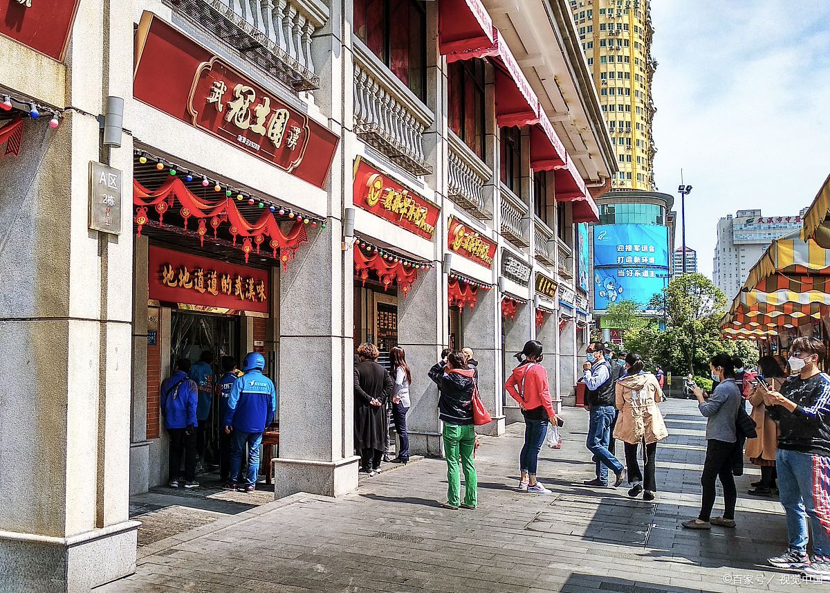 武汉吉庆街位于湖北省武汉市江岸区,是一条有名的夜市大排档街