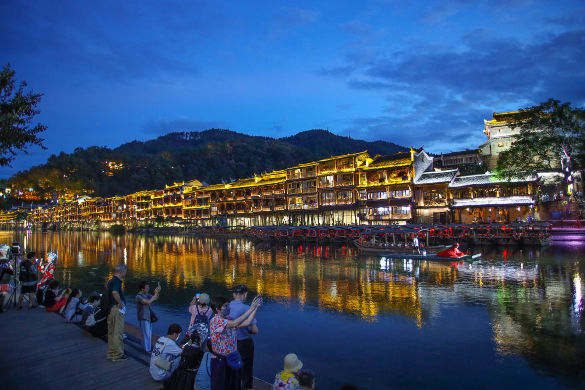 湘西土家族苗族自治州拥有丰富历史文化和壮美自然景观,以凤凰古城,老