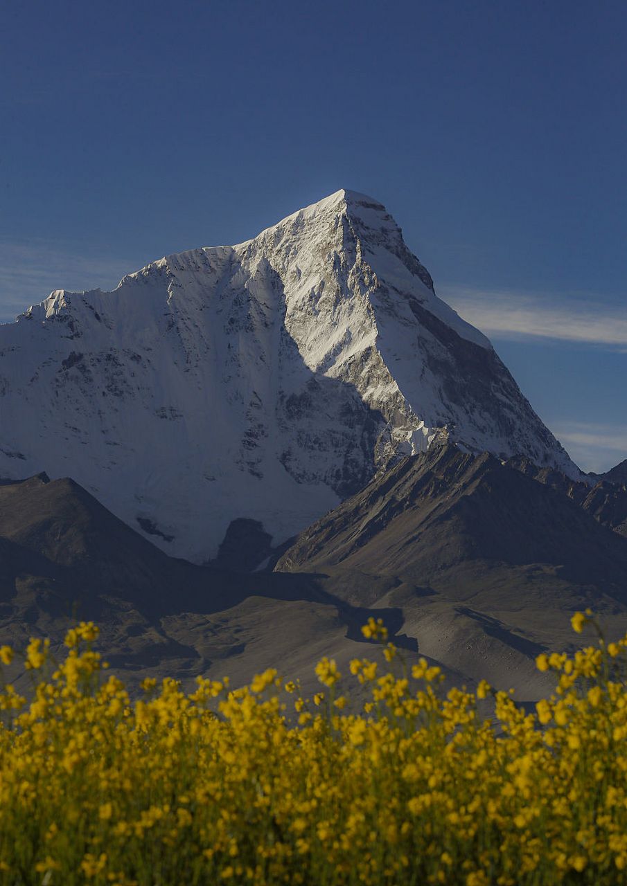 卓木拉日雪山的确是一座壮观的自然景观,它所蕴含的民俗文化,地质历史