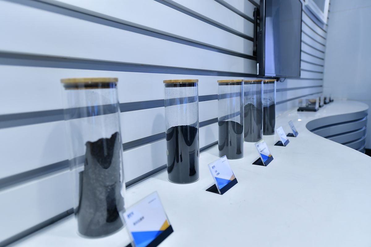 人造石墨负极材料和天然石墨负极材料有什么区别?