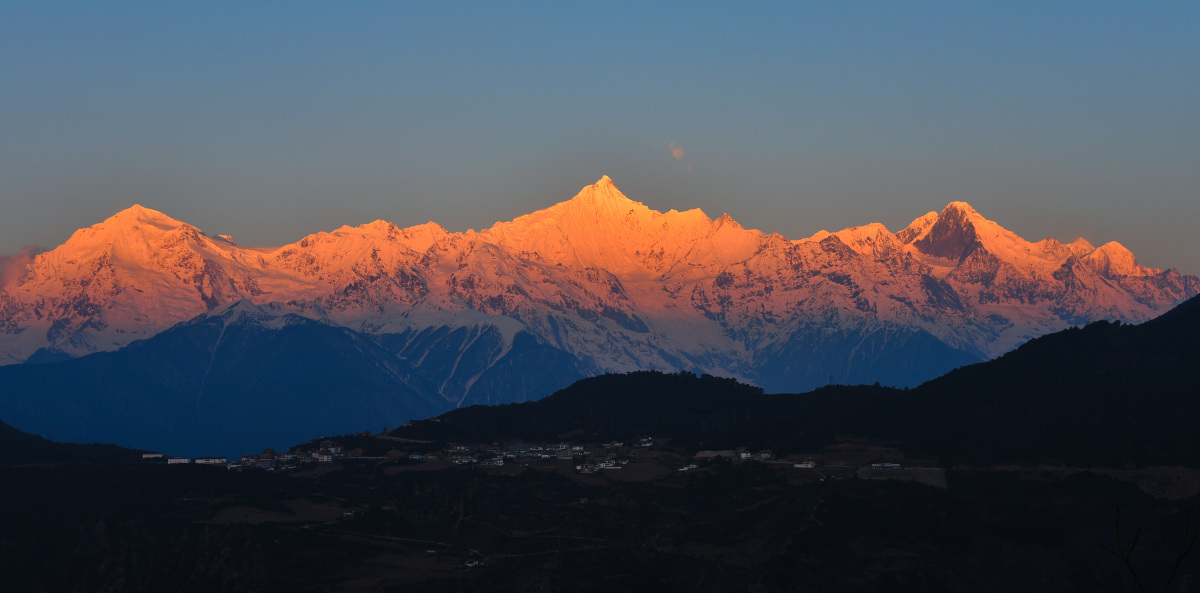 梅里雪山处于喜马拉雅山南麓,地处横断山脉中三江并流(澜沧江,金沙