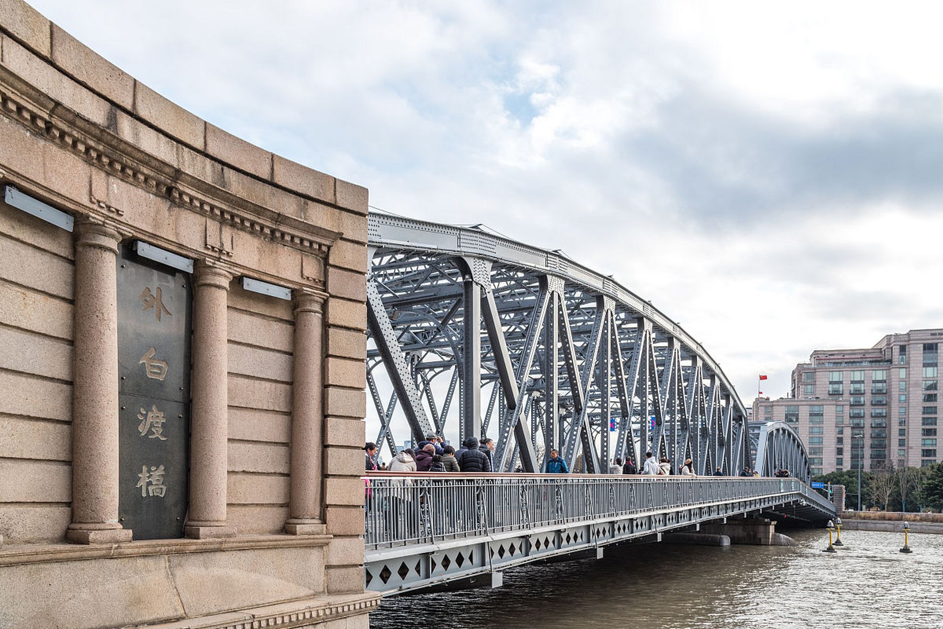 上海外白渡桥白天风采,这座承载着百年历史的老桥,见证了上海的变迁与
